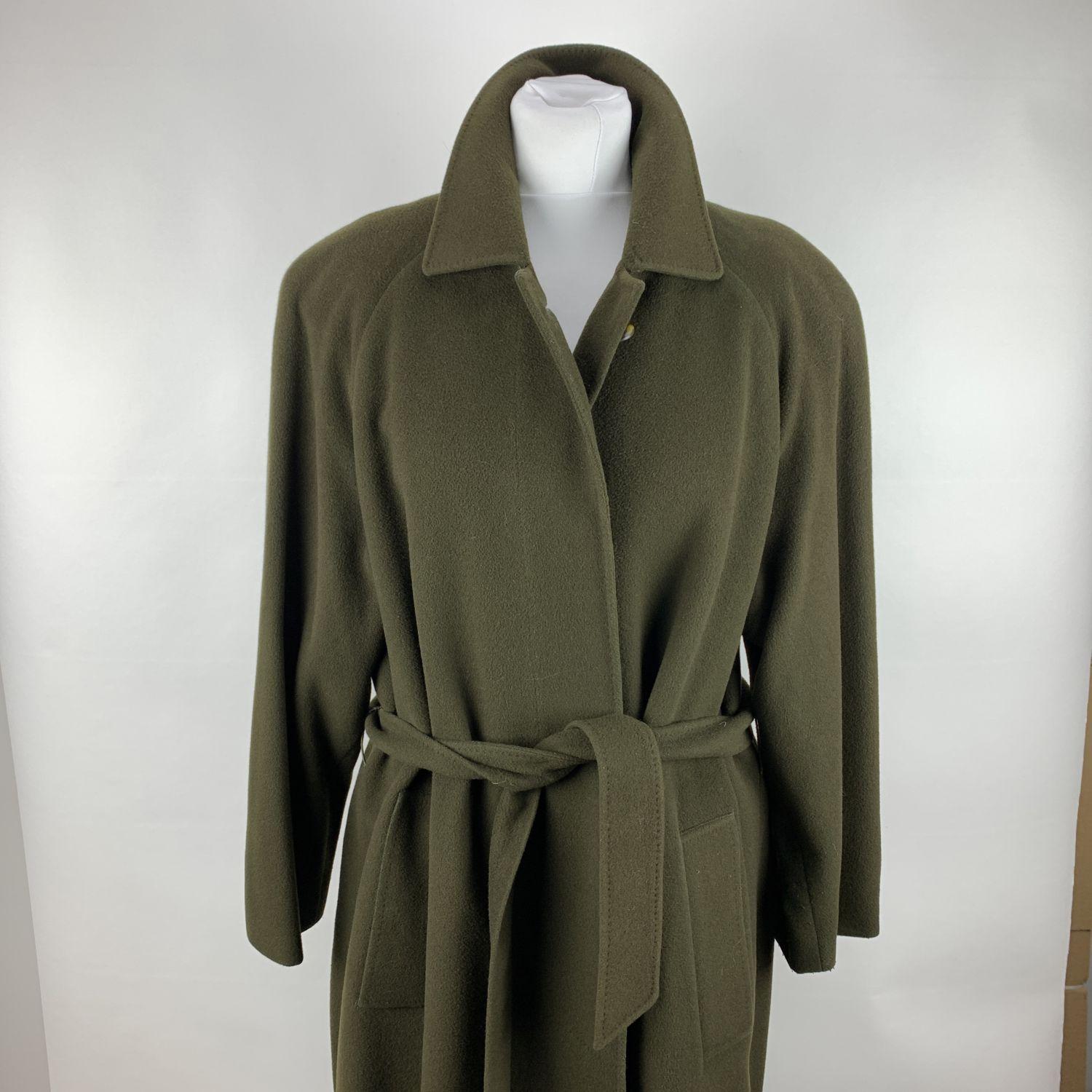 Aquascutum dark green wool and cashmere coat with belted waistline. Concealed button closure on the front. Side pockets. Rear zip vent. Lined. Composition: 70% Wool, 20% Cashmere, 10% Nylon. Size 8 US. It should correspond to a MEDIUM size (it fits