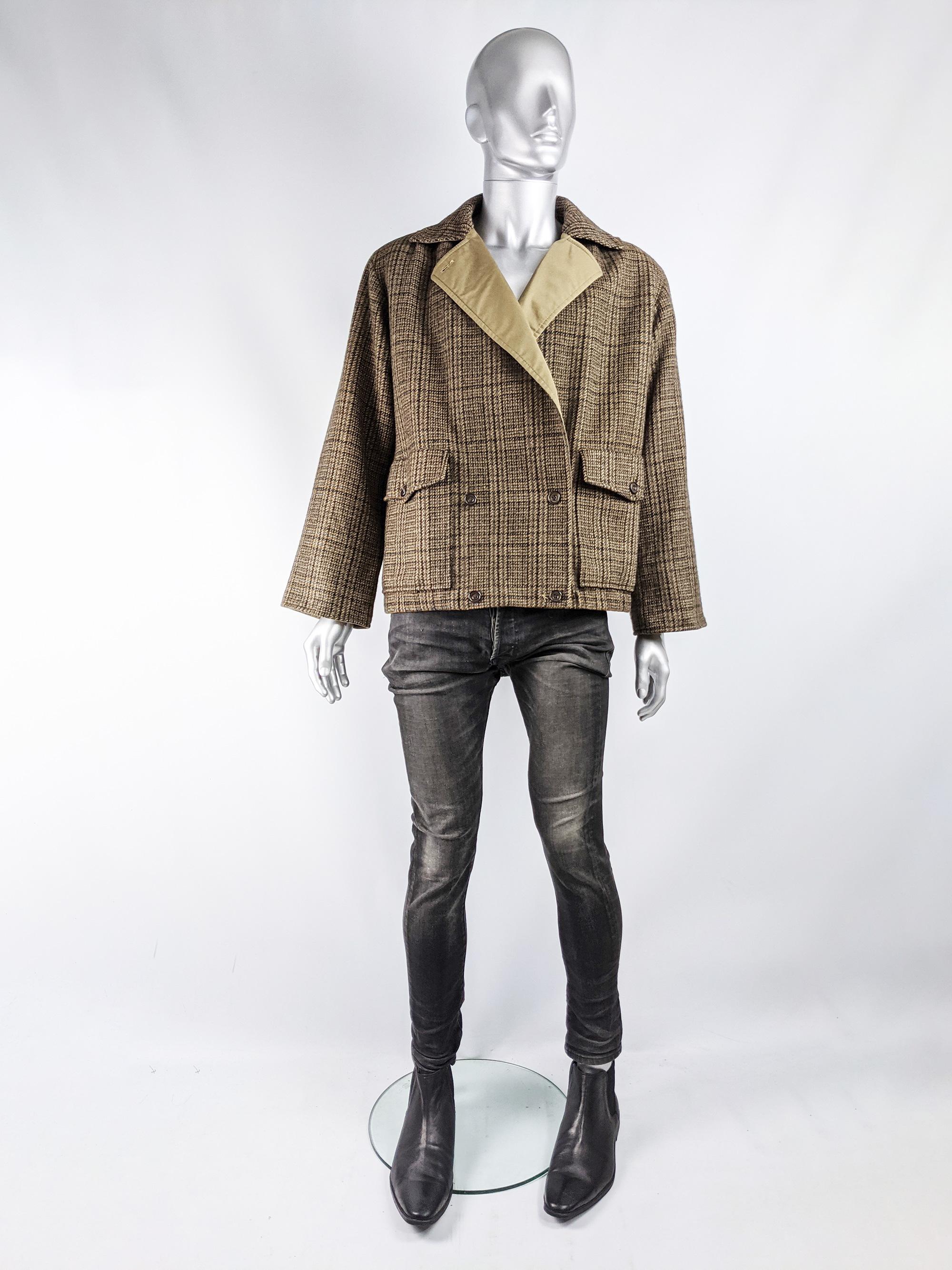 A stylish and unusual mens short  mod style vintage jacket from the 80s by luxury British fashion house, Aquascutum.  In a brown pure wool tweed with a beige facing on the collar. It has double breasted buttons and a shorter, boxy fit. 

Size: