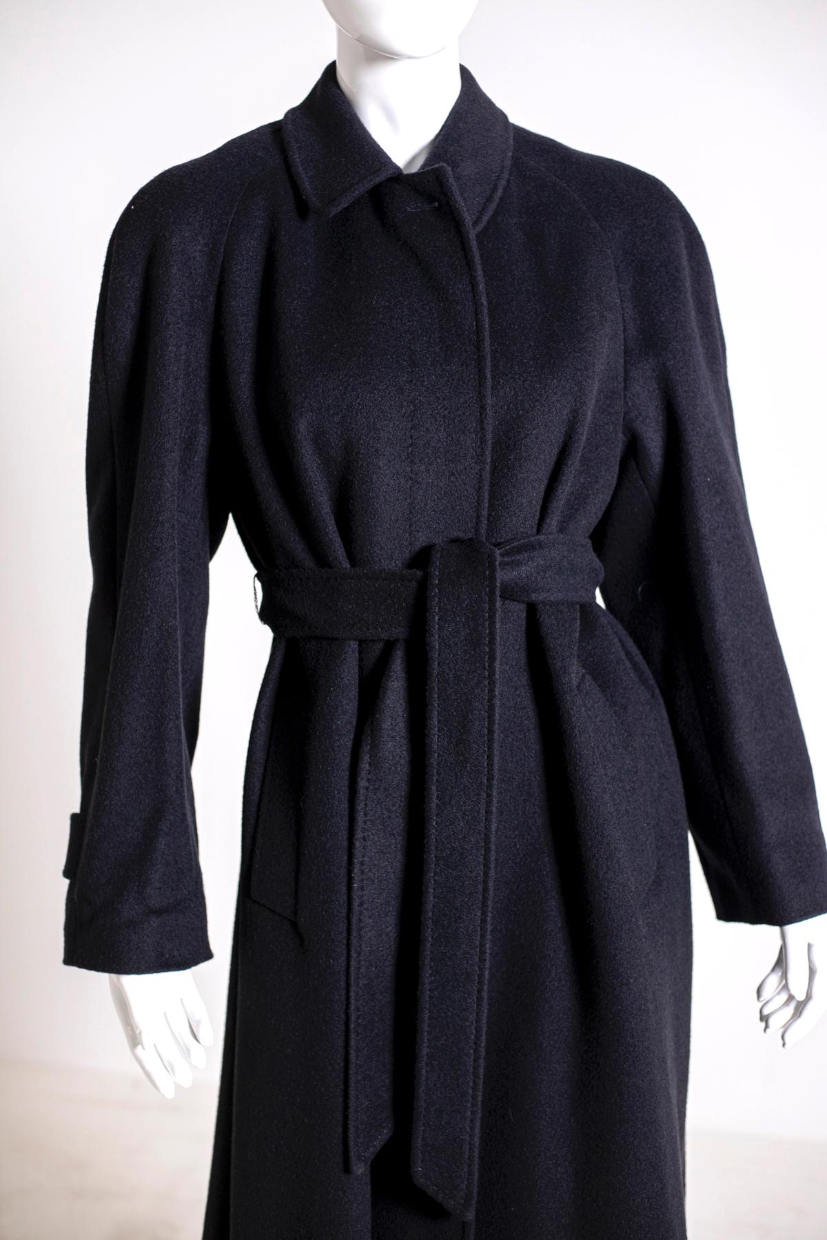 Wonderful woman's coat Aquascutum of the 90s, in 100% black camel hair.
Its line is classic, with five buttons on the front and two comfortable side pockets, ankle-length. Inside it is lined with 100% viscose and rayon.
New with label and never