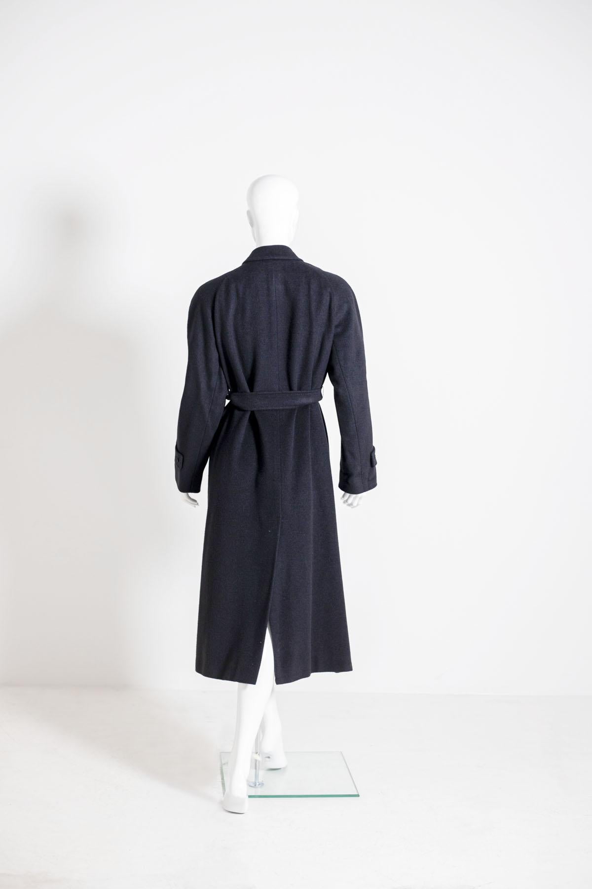 Manteau Aquascutum couleur noire pour femme, années 1990 en vente 1
