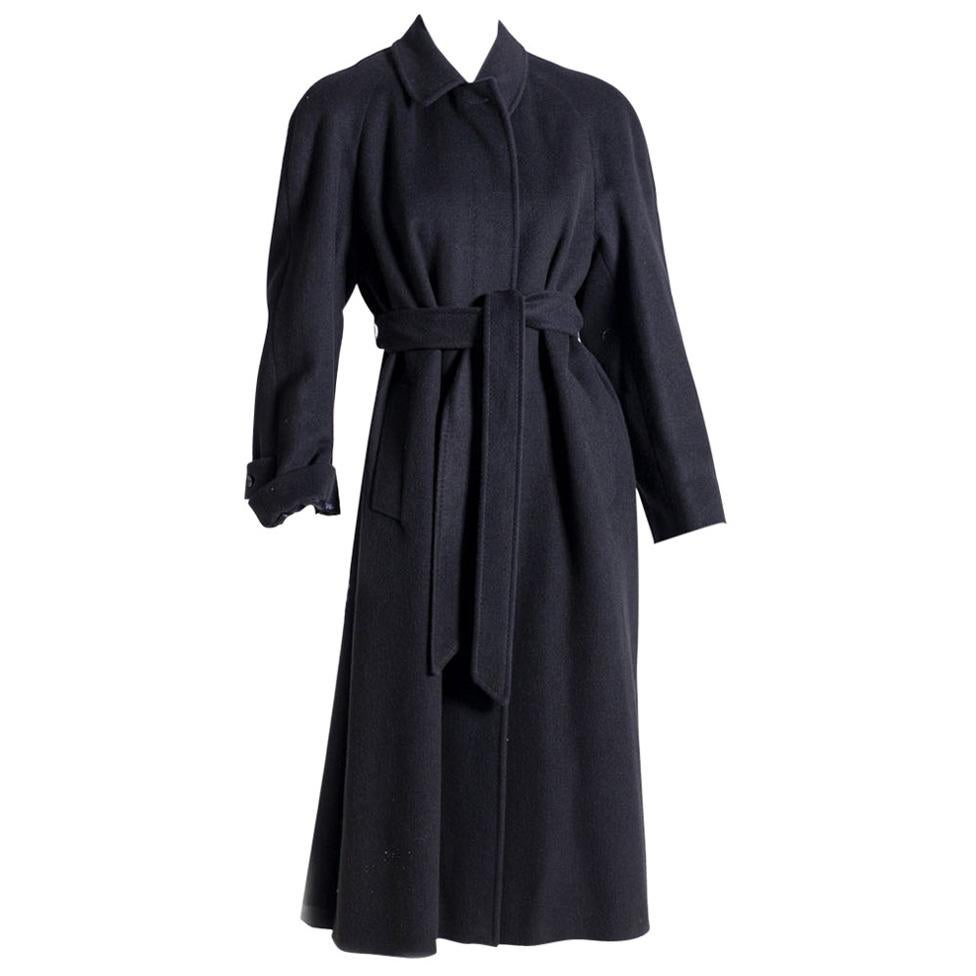 Manteau Aquascutum couleur noire pour femme, années 1990 en vente