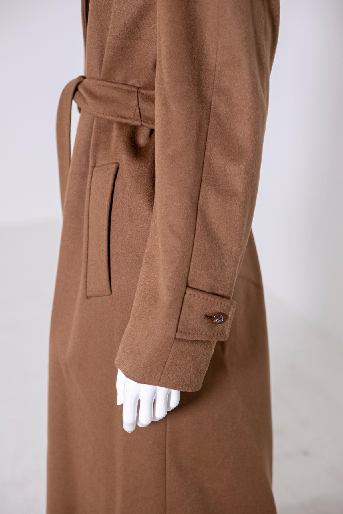 Marron Aquascutum, collection automne-hiver  Manteau pour femme des années 1990, couleur marron en vente