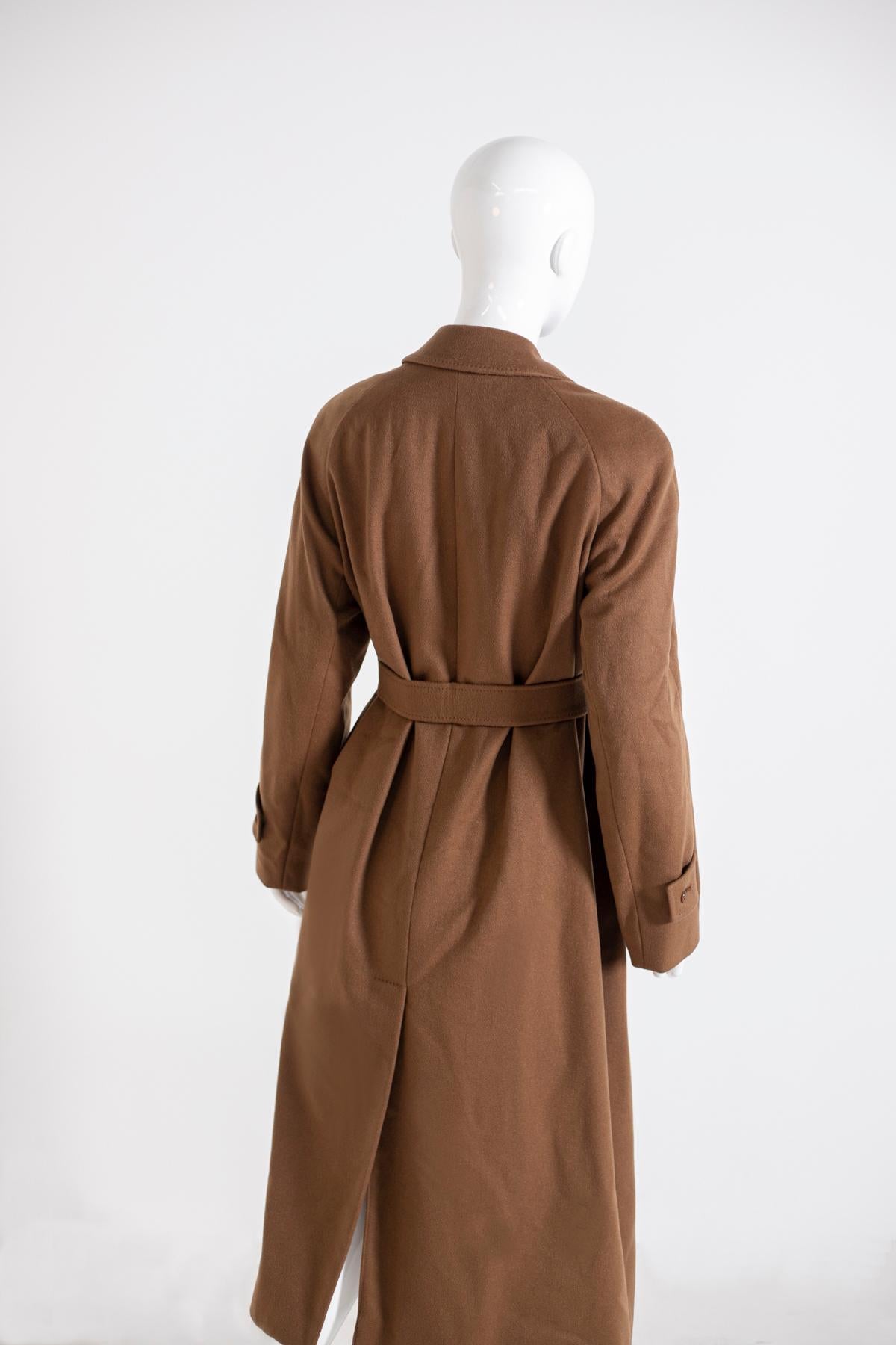 Aquascutum, collection automne-hiver  Manteau pour femme des années 1990, couleur marron Pour femmes en vente