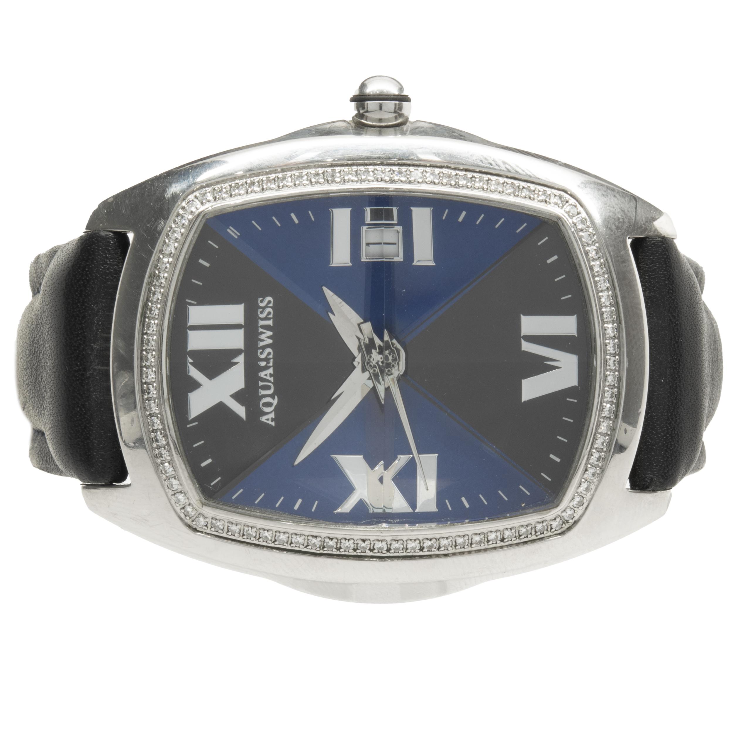 Uhrwerk: Quarz
Funktion: Stunden, Minuten, Datum
Gehäuse: rechteckiges 57 x 46 mm Edelstahlgehäuse
Armband: schwarzes Lederband, integrierte Schließe
Zifferblatt: römisches Diamant-Zifferblatt
Bestellnummer XL-9500M-88D
Seriennummer 04-00XXX

Keine