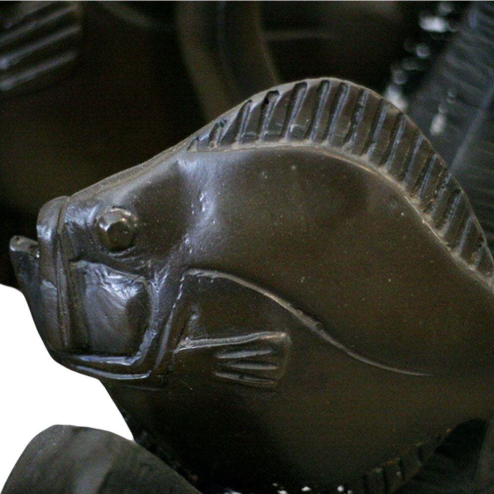 Dieses von Phyllis Morris in Los Angeles erworbene Stück aus Bronzeguss mit Wasserthematik kann als Sockel für einen Konsolentisch, einen Kaminschirm oder als eigenständige Skulptur verwendet werden. Es ist kunstvoll gestaltet und weist viele