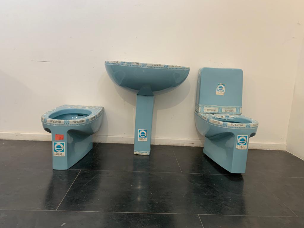 Lavabo, toilettes et bidet Aquatonda d'Achille Castiglioni pour Ideal Standard, années 1970. Fabriqué en porcelaine vitrifiée, caractérisée par une grande résistance et un éclat qui persiste dans le temps. Le réservoir des toilettes ne contient