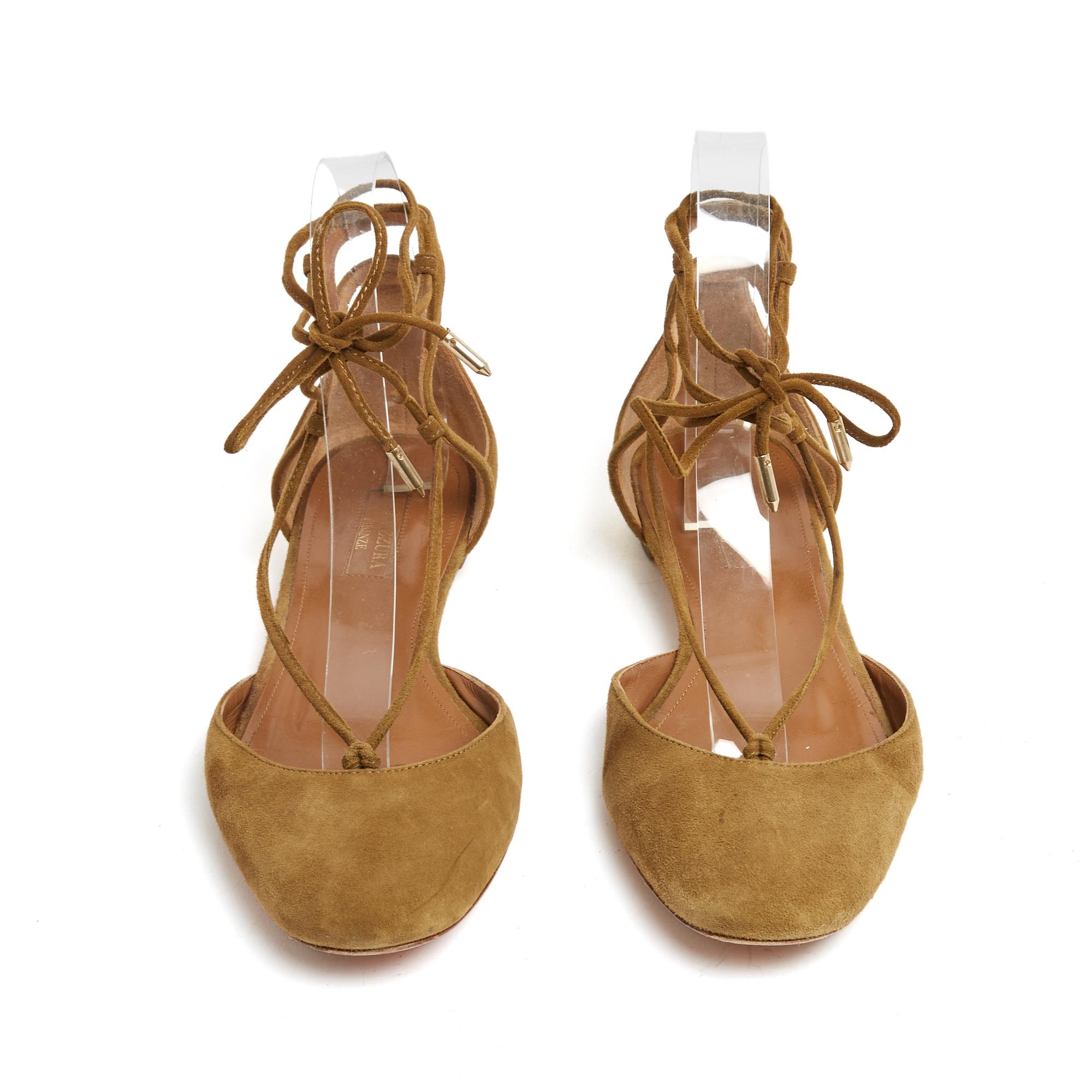 Ballerines Aquazzura style Christie en daim beige camel, bout en amande, mini-talon recouvert de cuir doré (miroir), fines brides croisées sur le dessus du pied, semelle intérieure et extérieure en cuir et doublure. Taille EU38.5 ou UK5.5 et US8 :