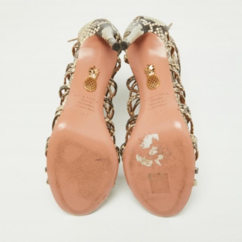 Aquazzura knows how to make women feel special and these Knockout sandals aptly prove that. Set on 10.5 cm stiletto heels, these sandals exhibit an open toe and a cage-like strappy silhouette. They secure your feet with rear zippers and provide