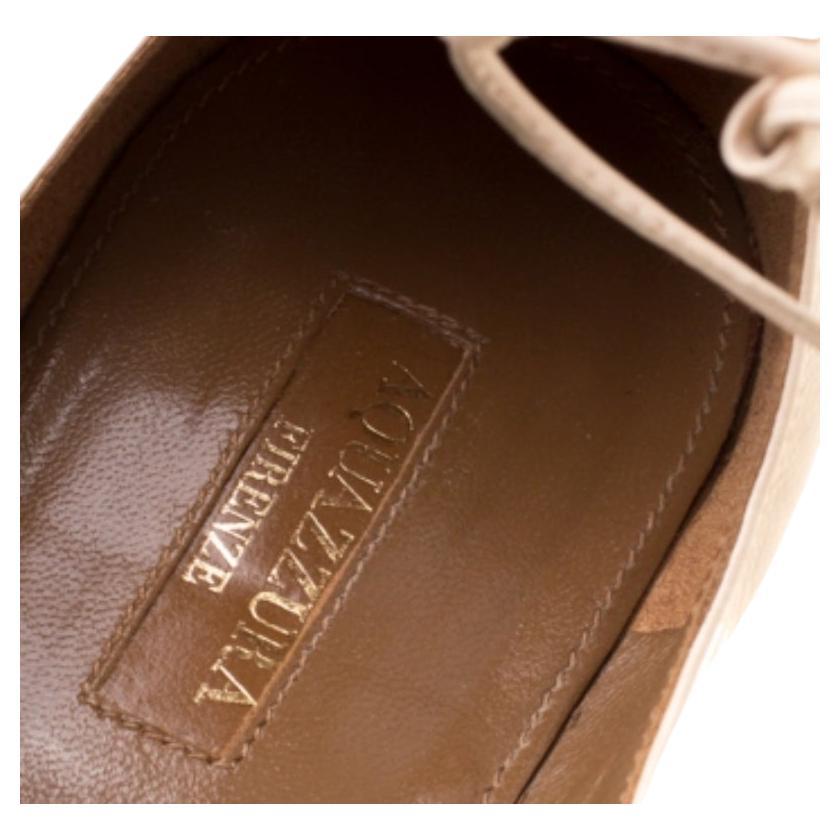 Con queste adorabili ballerine di Aquazzura conquisterai sicuramente i cuori. In pelle beige, le ballerine Christy hanno la punta appuntita, i lacci e comode solette in pelle.