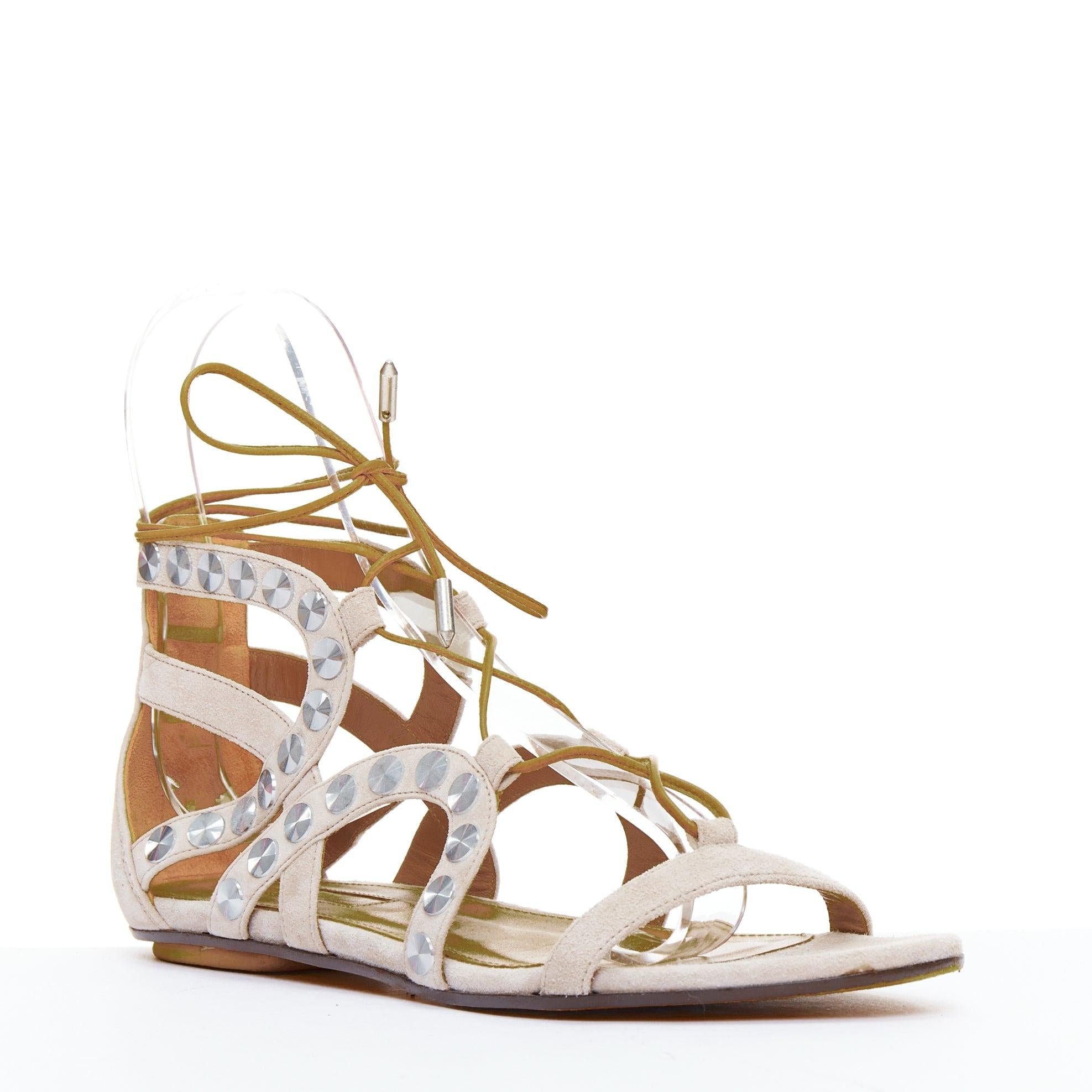 AQUAZZURA sandali gladiatore in pelle beige con borchie a forma di disco d'argento EU36
Riferimento: LAYU/A00026
Marchio: Aquazzura
Materiale: Pelle scamosciata
Colore: Beige, Argento
Modello: Tinta unita
Chiusura: Allacciatura: Up & Up
Fodera:
