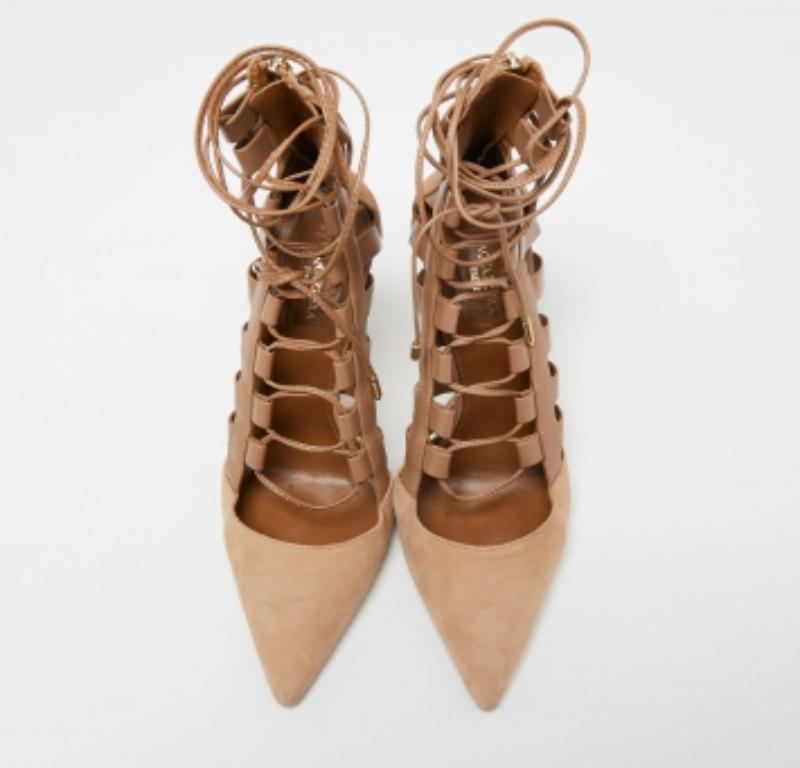 Aquazzura vous propose ces escarpins Amazon en cuir et daim beige, rehaussés d'accents dorés et dotés d'un lien à la cheville. Des orteils pointus, des fermetures à glissière et des talons de 11 cm sont ajoutés pour un attrait luxueux. Rehaussez le