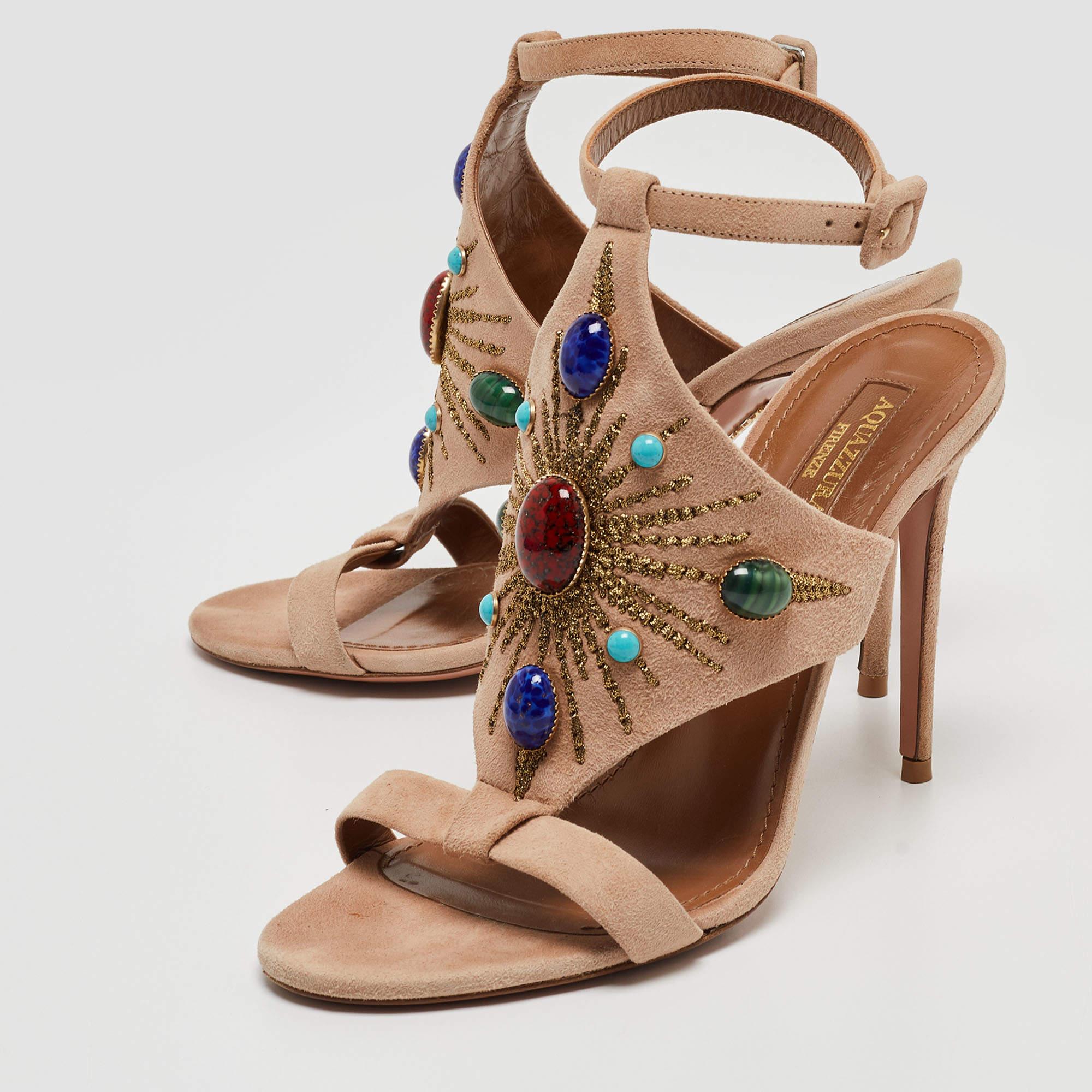 Ergänzen Sie Ihr gut zusammengestelltes Outfit mit diesen Schuhen von Aquazzura. Sie sind luxuriös und stilvoll und haben eine erstaunliche Konstruktion für dauerhafte Qualität und bequemen Sitz.