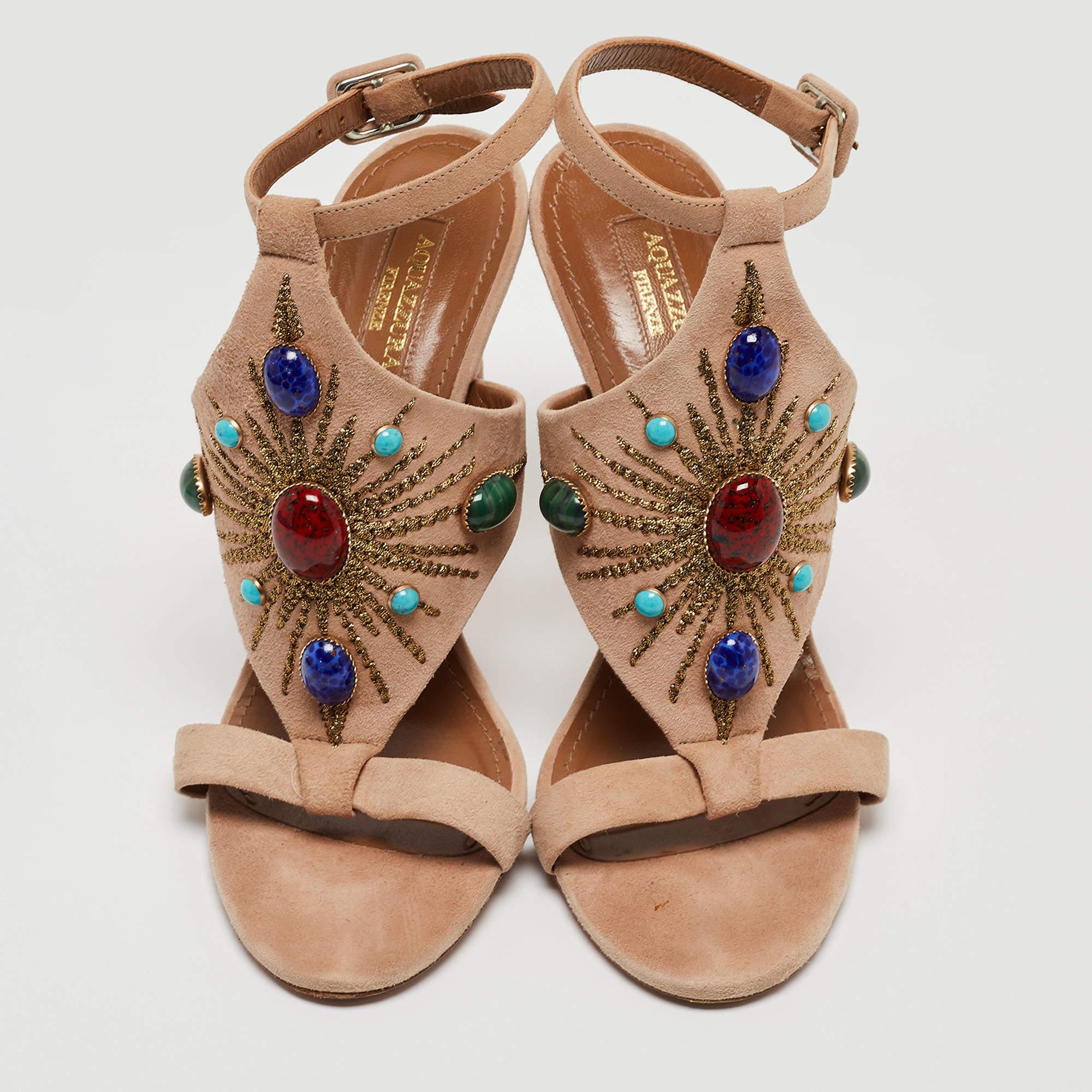 Aquazzura Beige Wildleder bestickte und gesteppte T-Bar-Sandalen mit Knöchelriemen Größe 37 im Zustand „Relativ gut“ in Dubai, Al Qouz 2