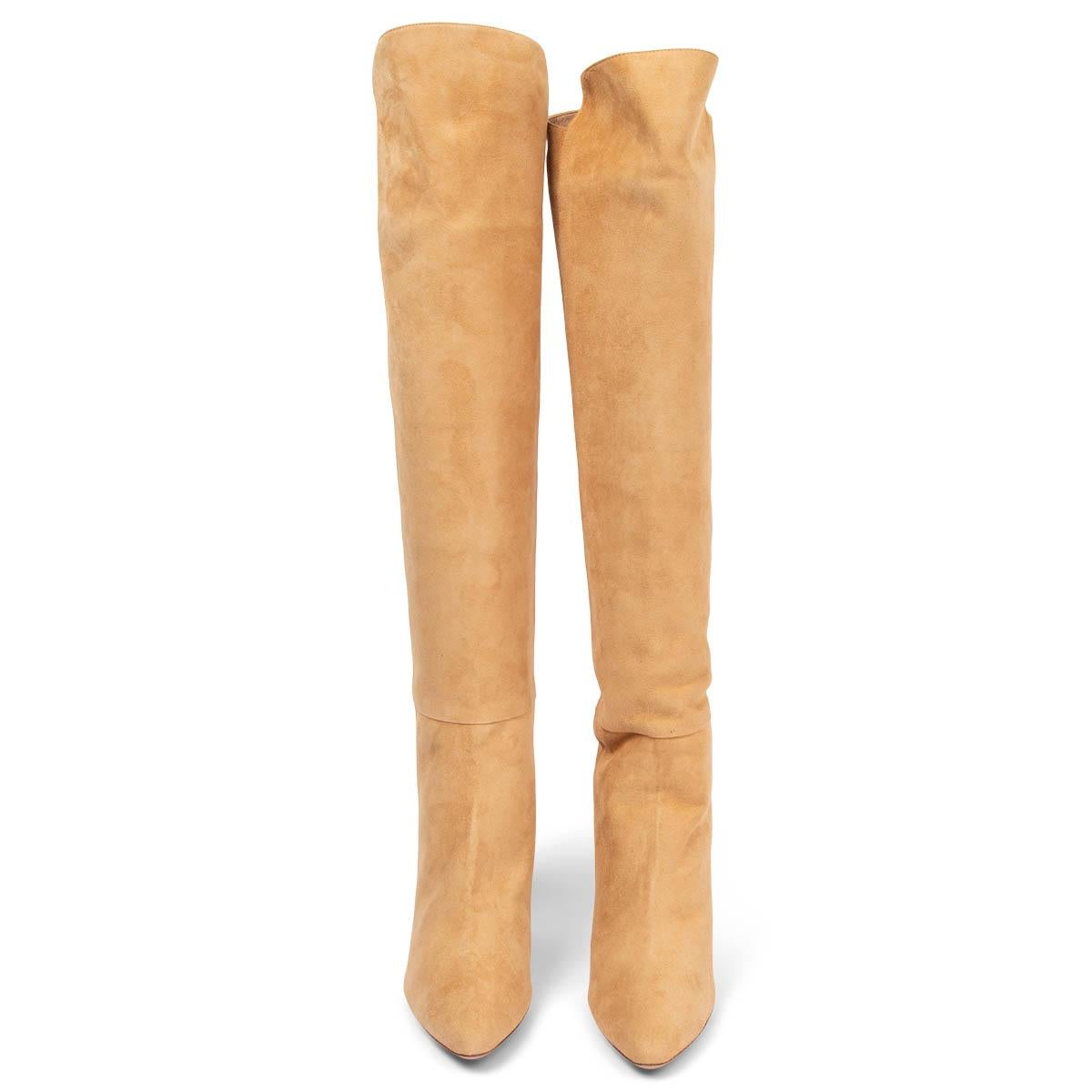 100% authentische Aquazzura Gainsbourg 85 Overknee-Stiefel aus beigem Wildleder mit spitzer Spitze. Brandneu. Lieferung mit Staubbeuteln. 

Messungen
Aufgedruckte Größe	41
Schuhgröße	41
Innensohle	28cm (10.9in)
Breite	8cm (3.1in)
Ferse	8.5cm