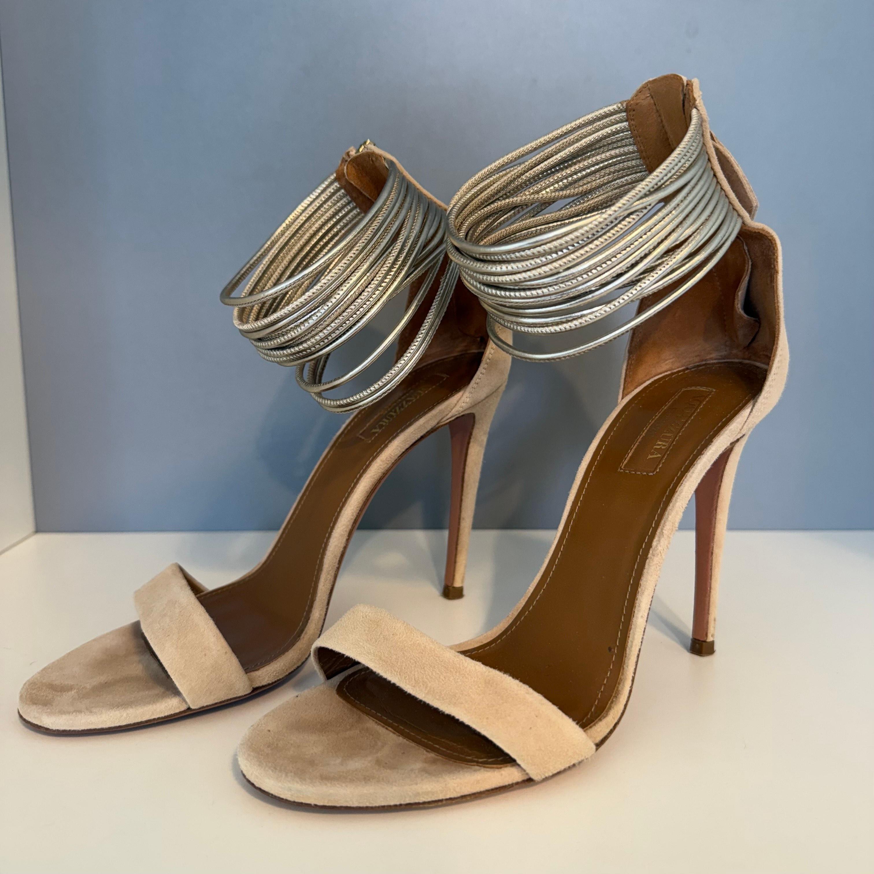 Bellissimi sandali alti di Aquazzura
Camoscio
Colore beige
Pelle dorata sulla caviglia
Cerniera posteriore
Altezza tacco cm 11  (4,33 pollici)
Spedizione prioritaria in tutto il mondo inclusa nel prezzo!