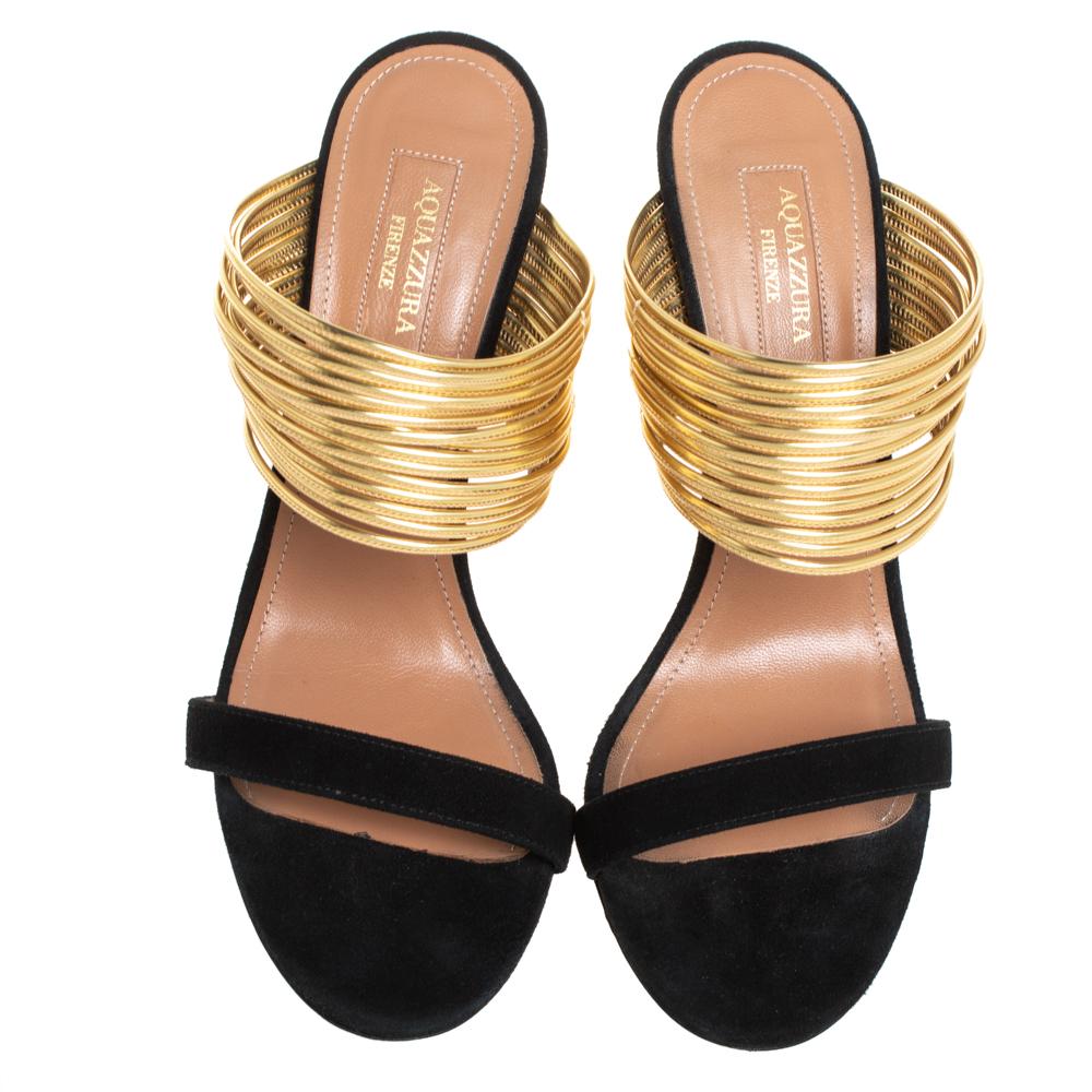 Diese Rendez Vous 105 Sandalen sind ausgefallen:: sehen modisch und schick aus. Sie bestehen aus einem schwarzen Wildlederband auf der Vorderseite:: gefolgt von einer Kollektion goldfarbener Lederbänder. Die meisterhaft gefertigten Sandalen aus dem