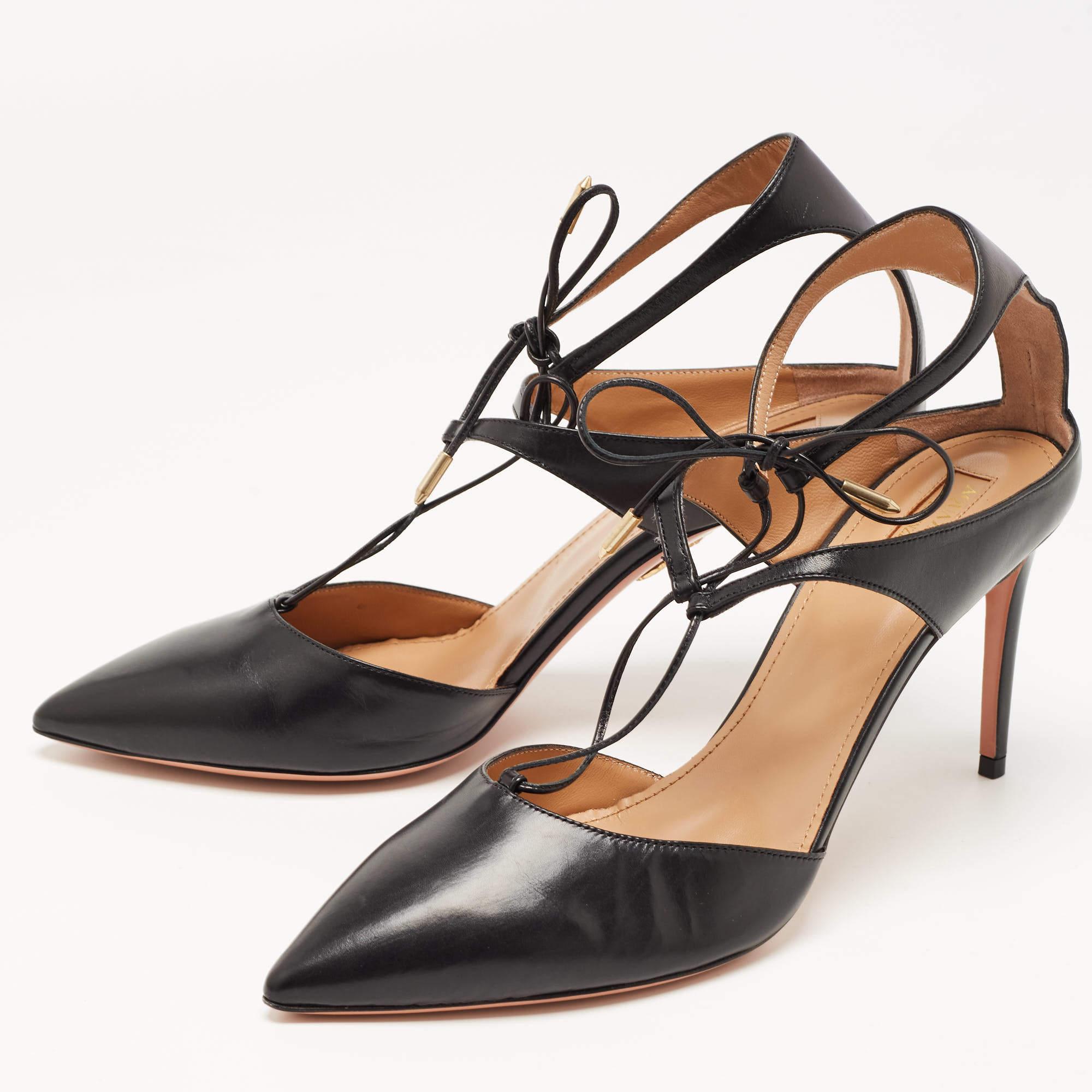 Cette paire d'escarpins présente un design unique qui lui confère une apparence distincte. Créée à partir de matériaux de qualité, elle est enrichie d'éléments classiques.
