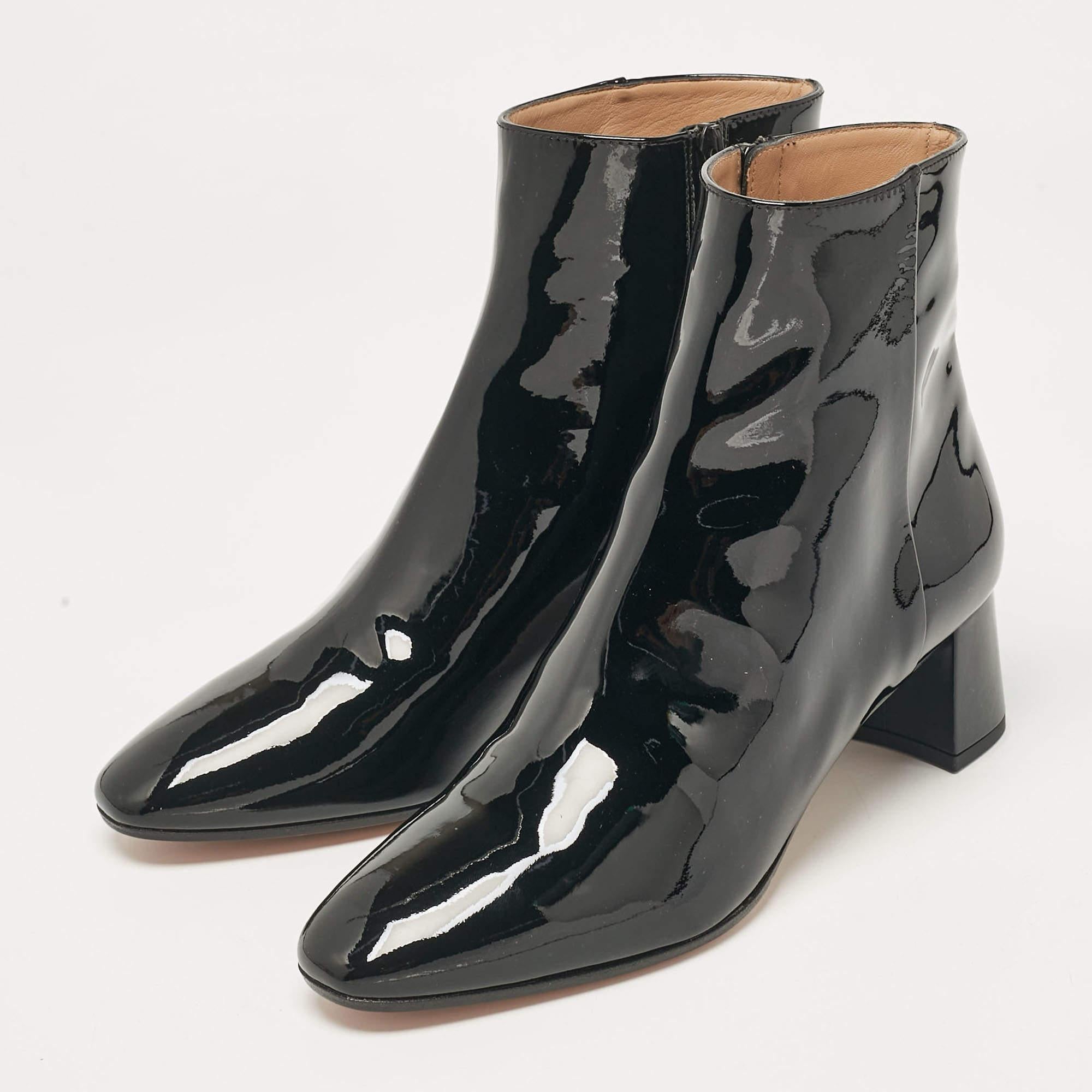 Meticulously designed into a smart silhouette these boots are on point with style. They come with comfortable insoles and durable outsoles to last you forever. These boots are just amazing and you definitely need to get them right away.
