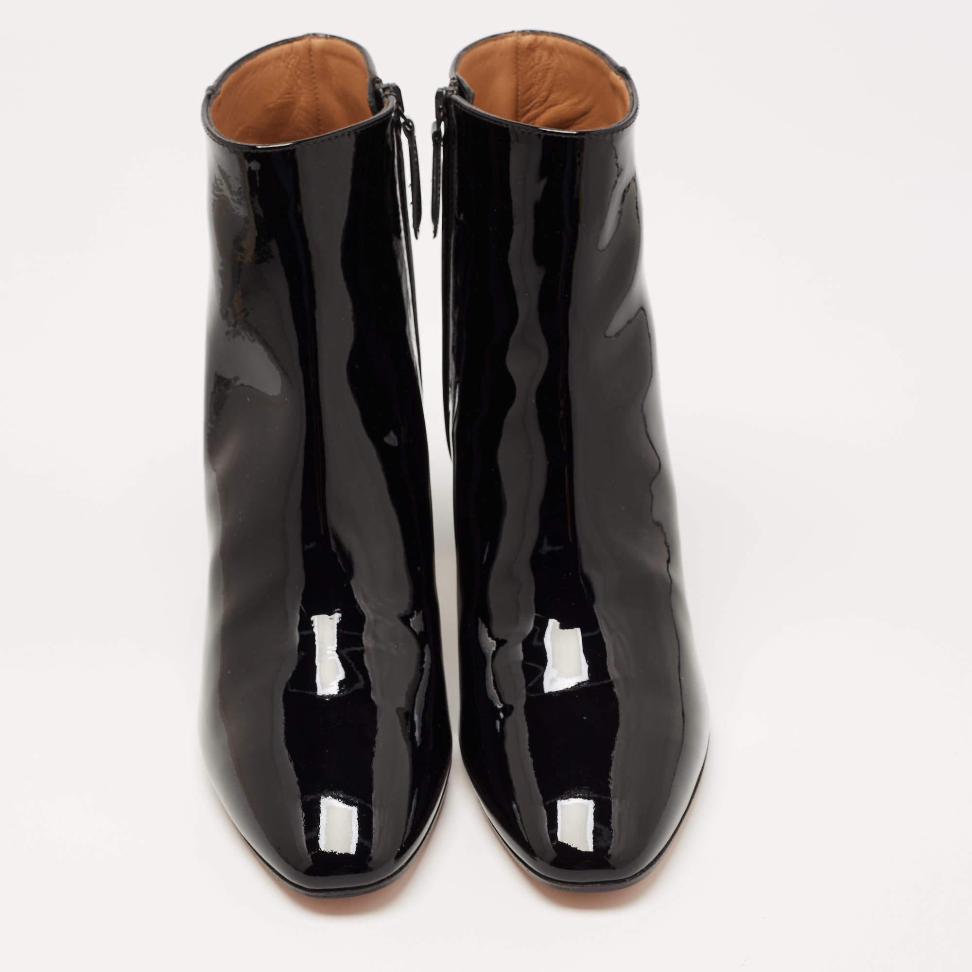 Meticulously designed into a classy silhouette, these boots are on-point with style. They come with comfortable insoles and durable outsoles to last you a long time. These boots are just amazing, and you need to get them right away.

Includes: