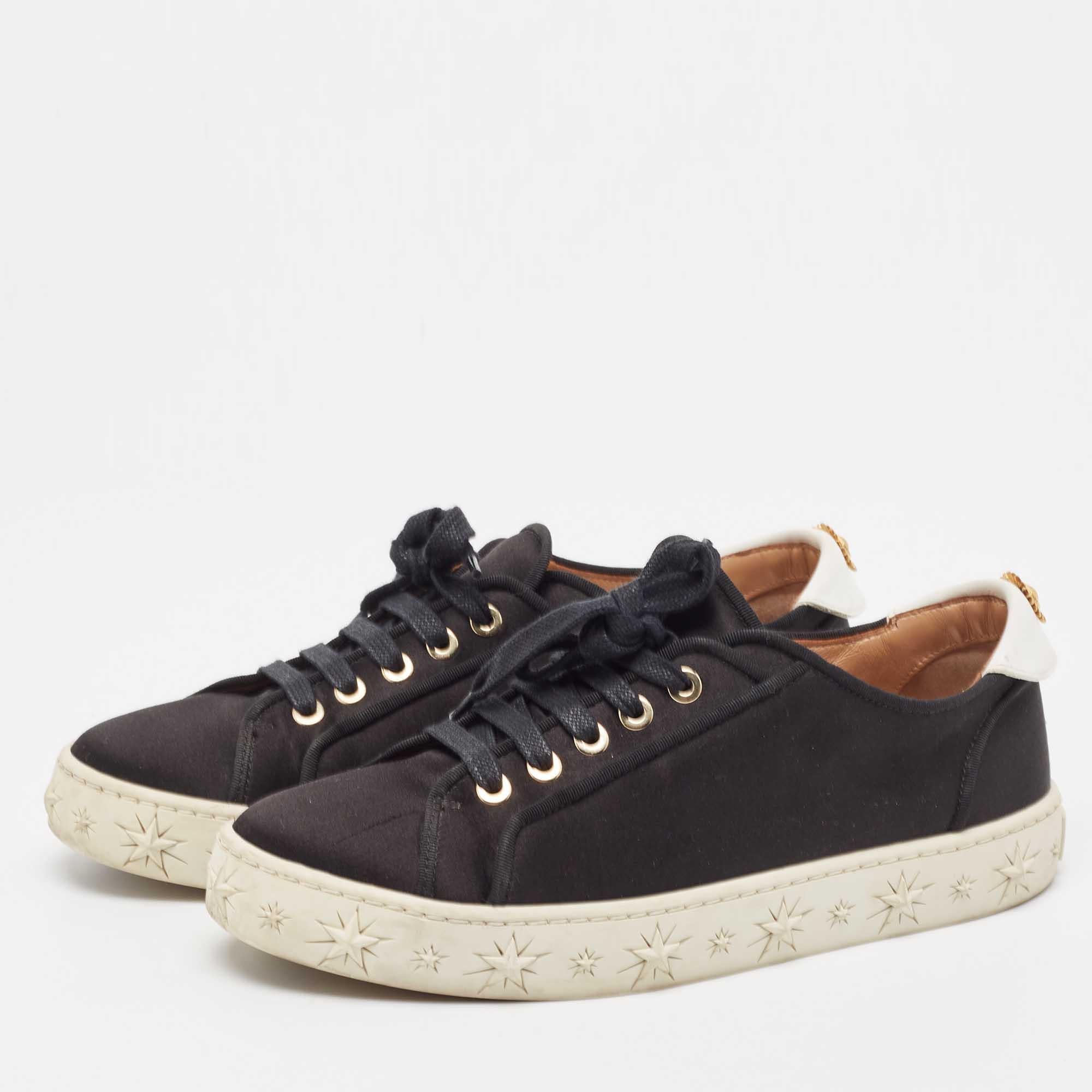 Con una silhouette classica, queste sneakers firmate sono una combinazione perfetta di lusso, comfort e stile. Queste sneakers sono rifinite con dettagli firmati e comode solette.