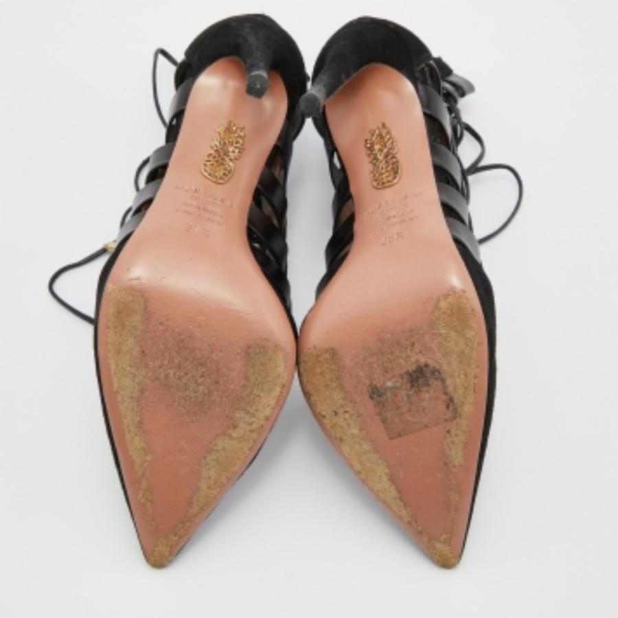 Ergänzen Sie Ihr gut zusammengestelltes Outfit mit diesen authentischen Designer-Schuhen. Sie sind zeitlos und stilvoll und verfügen über eine erstaunliche Konstruktion für dauerhafte Qualität und bequemen Sitz.