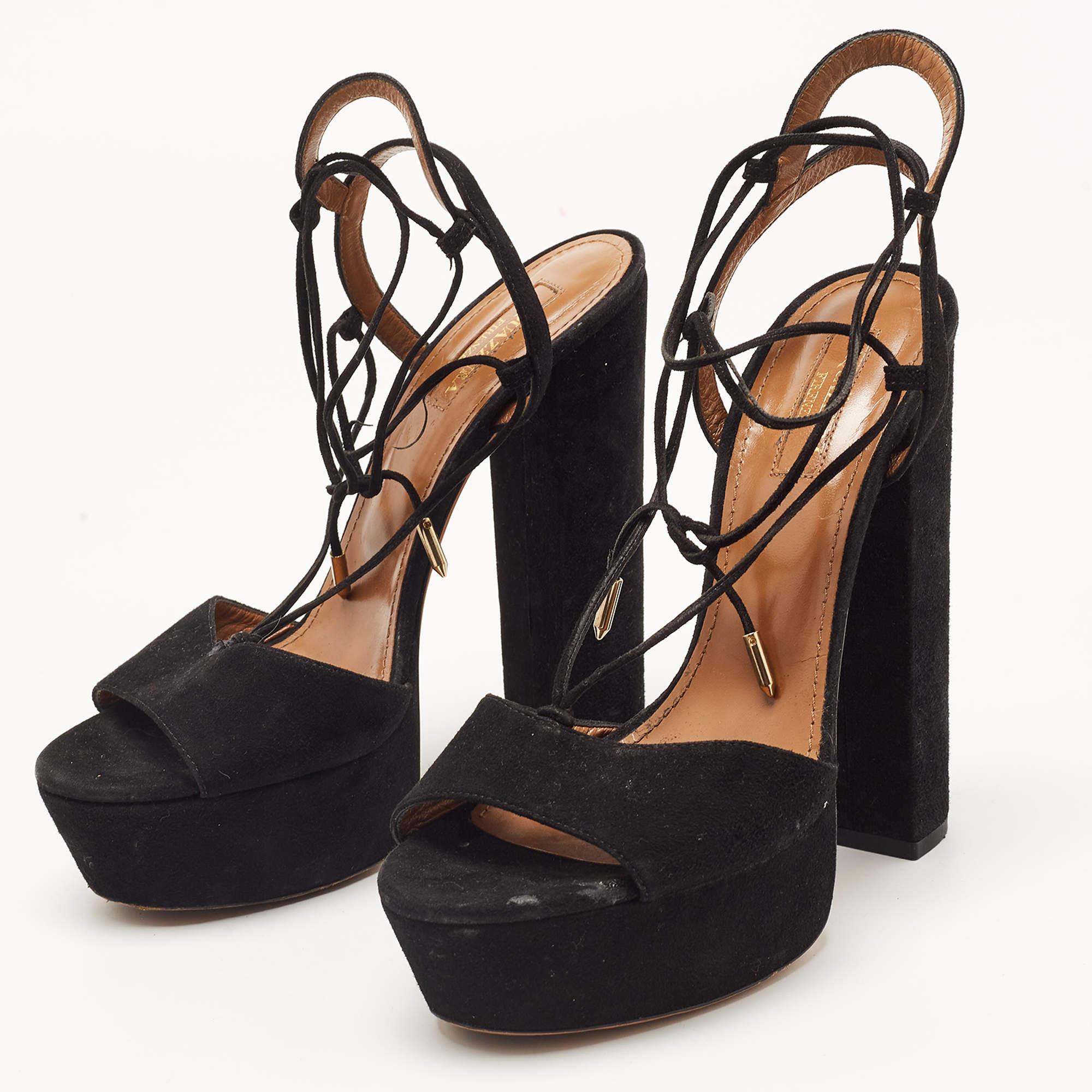 Questi sandali incorniceranno i tuoi piedi in modo elegante. Realizzato con materiali di qualità  hanno un design elegante e solette confortevoli.
