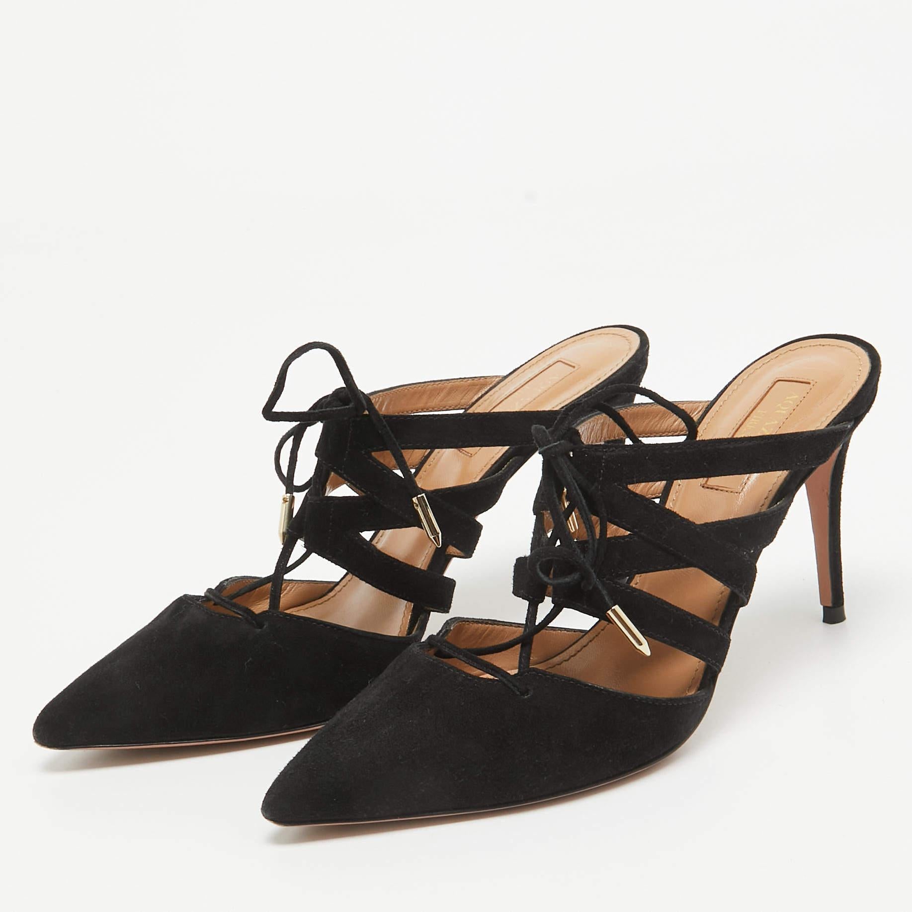 A perfect blend of luxury style and comfort these designer mules are made using quality materials and frame your feet in the most elegant way. They can be paired with a host of outfits from your wardrobe.