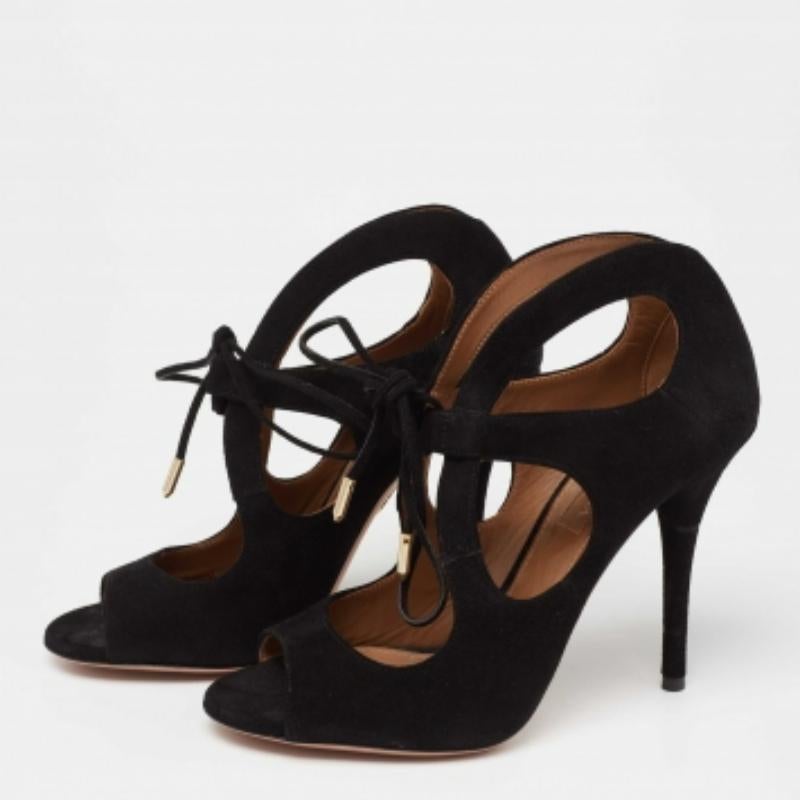 Questo elegante paio di sandali di Aquazzura è ancora più bello ai piedi. Le scarpe hanno un esterno in pelle scamosciata con tagli, lacci semplici e punte aperte. Sono sollevate su tacchi di 10.5 cm.