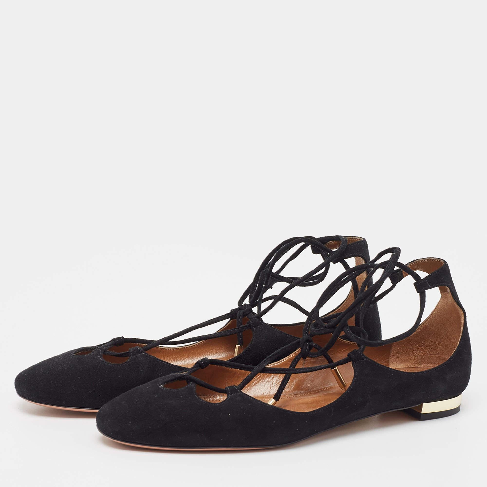 Encadrez vos pieds avec ces sandales plates de créateur. Créées à partir des meilleures matières, les chaussures plates sont parfaites avec les ourlets courts midi et maxi.