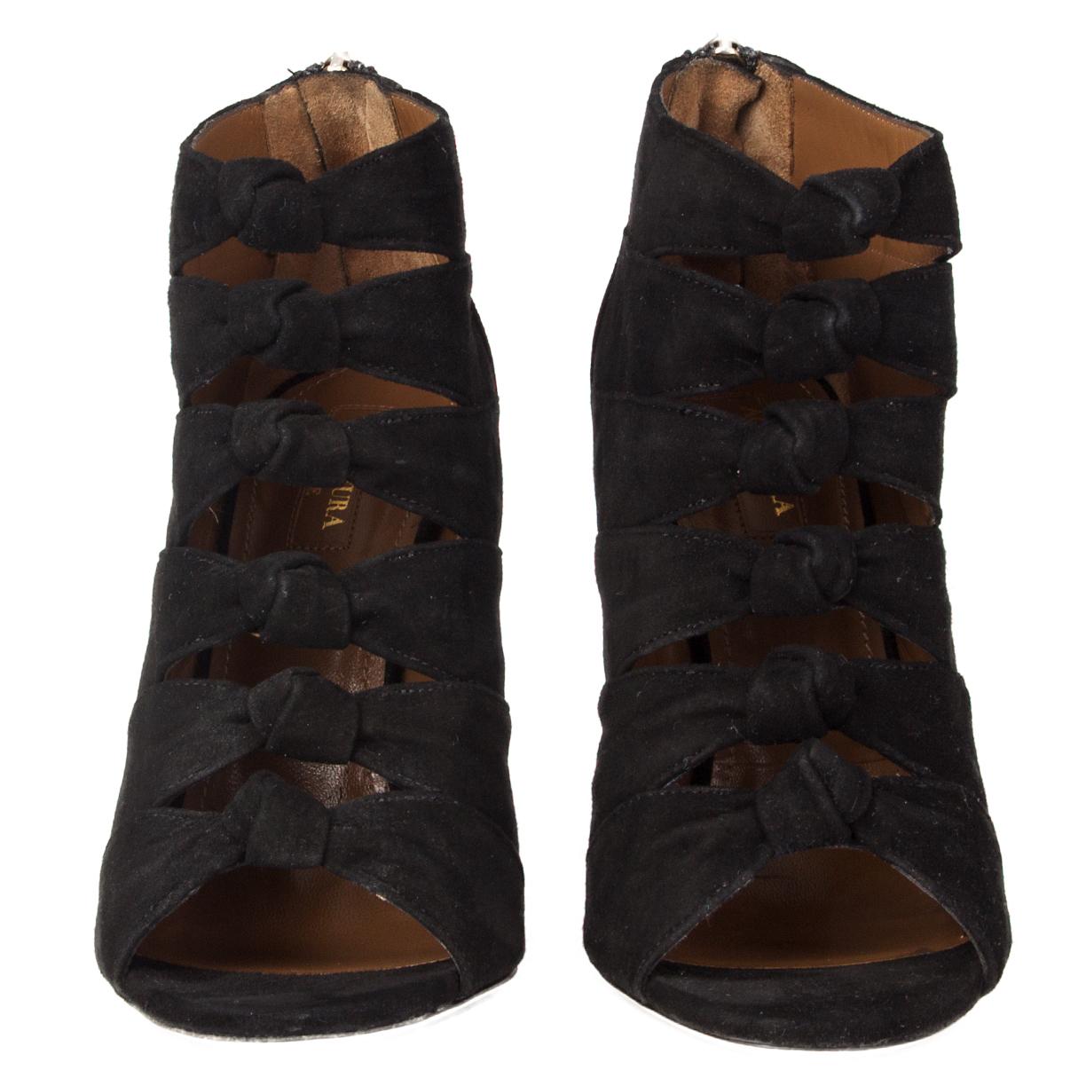 100% authentiques bottines AAquazzura 'Nasiba' à bout ouvert en daim noir avec détails découpés et ornements de nœuds. Fermeture éclair sur le talon. Ils ont été portés une fois et sont en excellent état. 

Mesures
Taille imprimée	38
Taille des