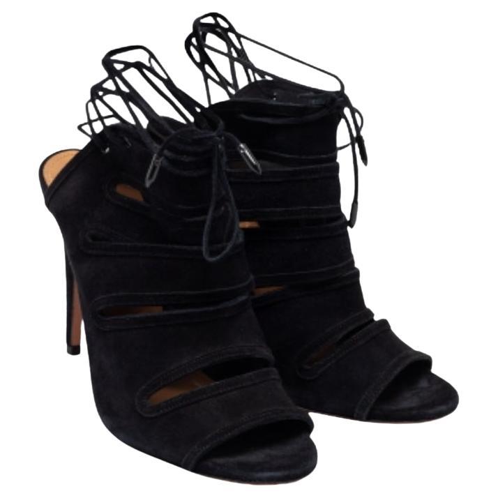 Chouchoutez vos pieds avec ces sandales Aquazzura. Conçues en daim, elles présentent des attaches, des découpes élégantes sur les bretelles et des talons de 11 cm.