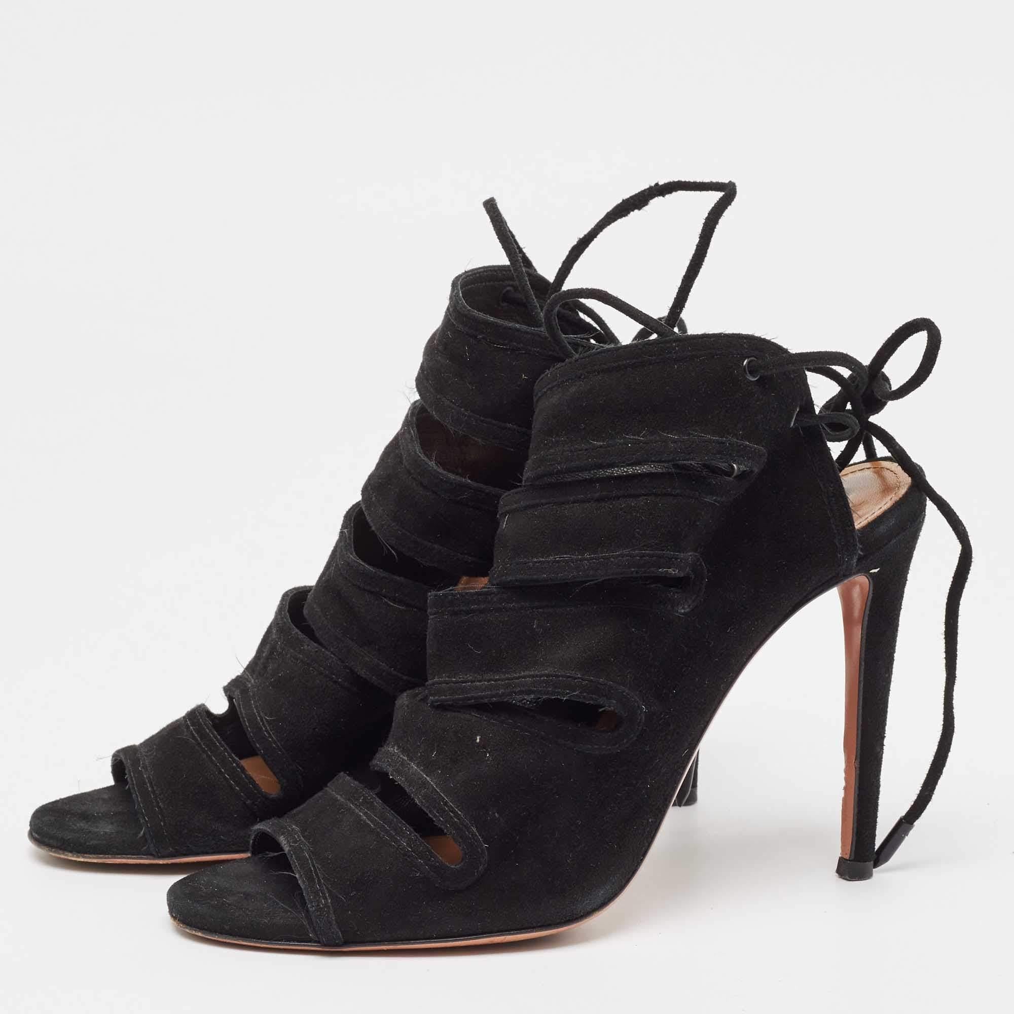 Mima tus pies con estas sandalias Aquazzura. Fabricadas en ante, tienen detalles de lazos, elegantes aberturas en las tiras y tacones de 11 cm.
