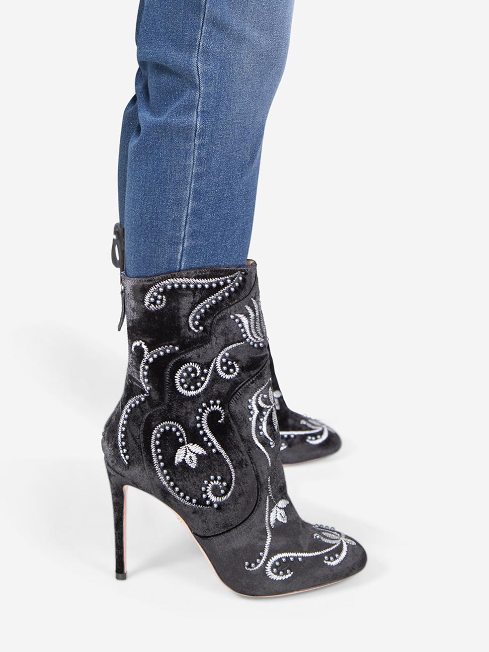 CONDITION is Very good. Minimal wear to the boots is evident. One scratch on the right counter on this used Aquazzura designer resale item. This pair of shoes comes in the original dust bag and box.
 
 Details
 
 
 Black
 
 Velvet
 
 Boots
 
 Almond