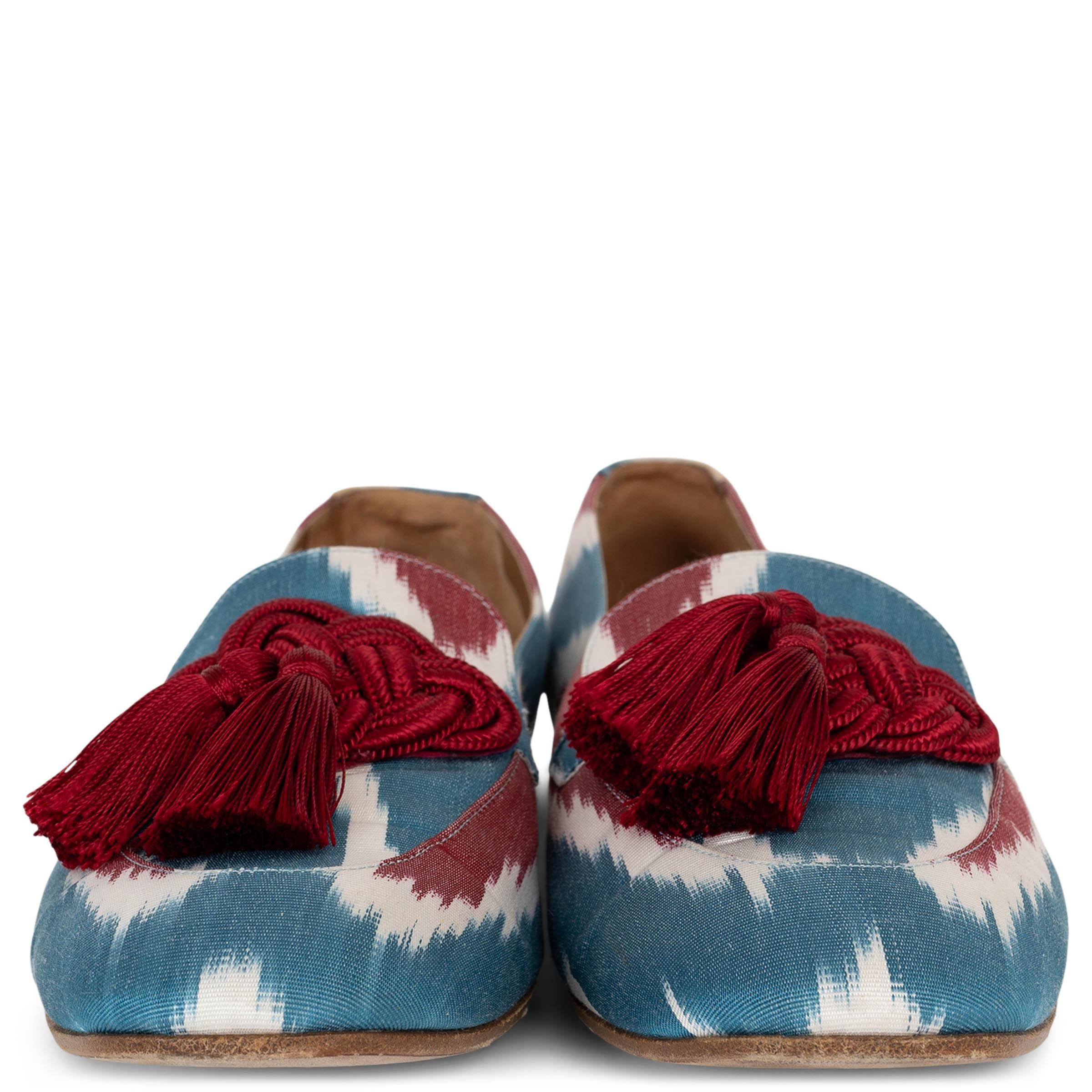 Cette paire de mocassins Aquazzura 100 % authentique présente un motif ikat en gros-grain bleu et bordeaux saisissant, ajoutant un mélange unique de couleur et de texture. Le design est en outre complété par un luxueux gland bordeaux, qui rehausse