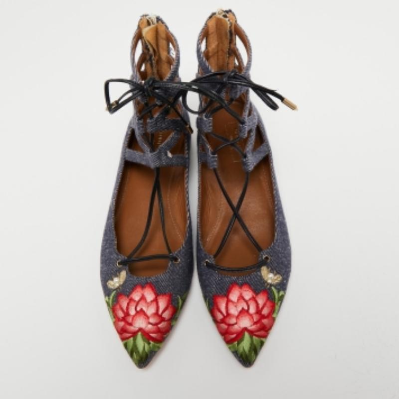 Aquazzura Blue Floral Embroidered Denim Christy Flat Sandals Size 38 In Good Condition For Sale In Dubai, Al Qouz 2