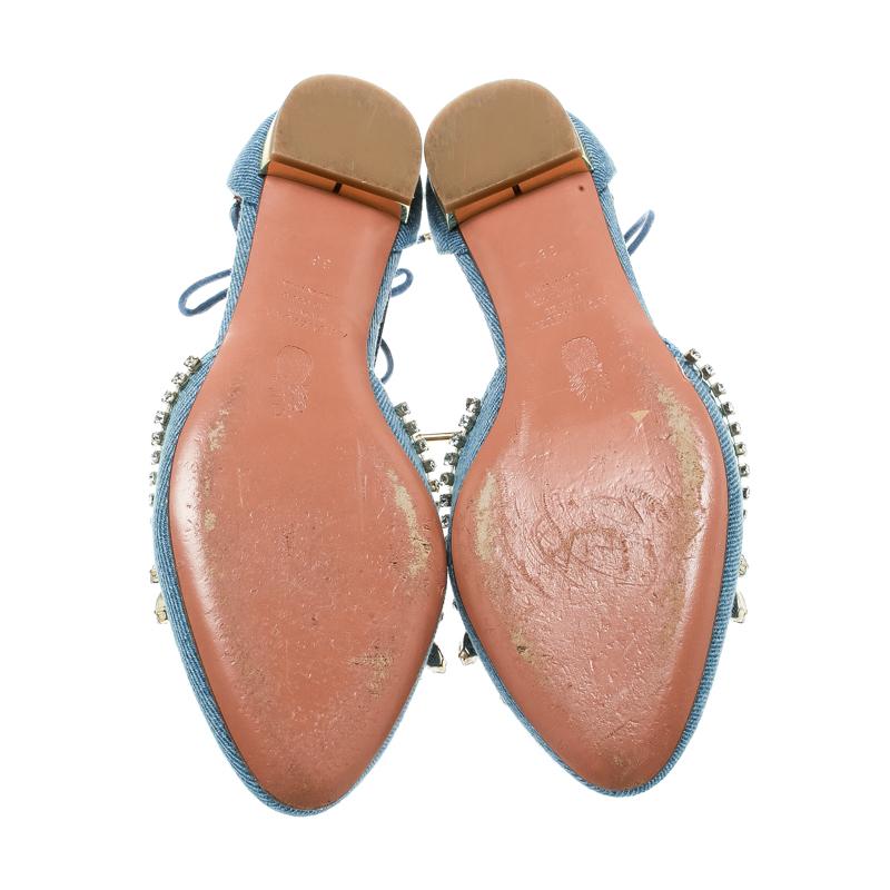These Alexa D'orsay flats from Aquazzura are brilliantly designed to adorn your feet with elegance! These blue flats are crafted from light wash denim fabric and feature almond toes that have been embellished with exquisite crystals. They flaunt