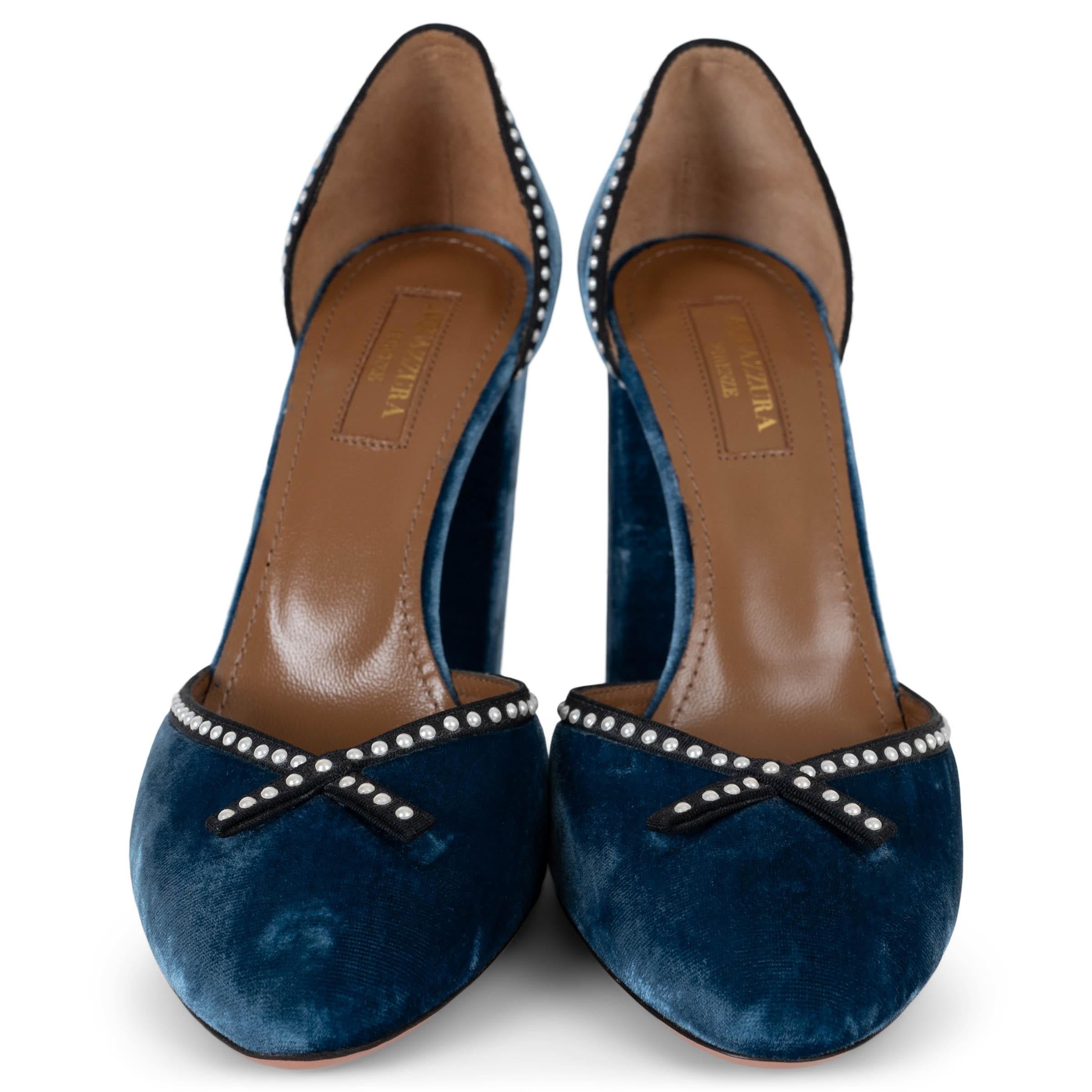 Estos zapatos de salón Lou Lou 110 100% auténticos de Aquazzura están fabricados en Italia con suntuoso terciopelo azul petróleo para un acabado de lujo. El diseño presenta una puntera redonda clásica adornada con un ribete de lazo negro y delicados