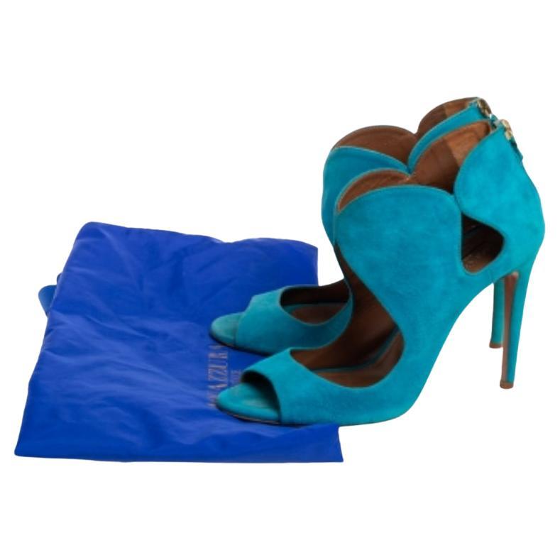 Bold and spectacular, these Elle sandals from Aquazzura are anything but ordinary! They are crafted from blue suede and styled with peep toes. Easy to slip on, they are endowed with well-designed ankles with cutout details, comfortable leather-lined