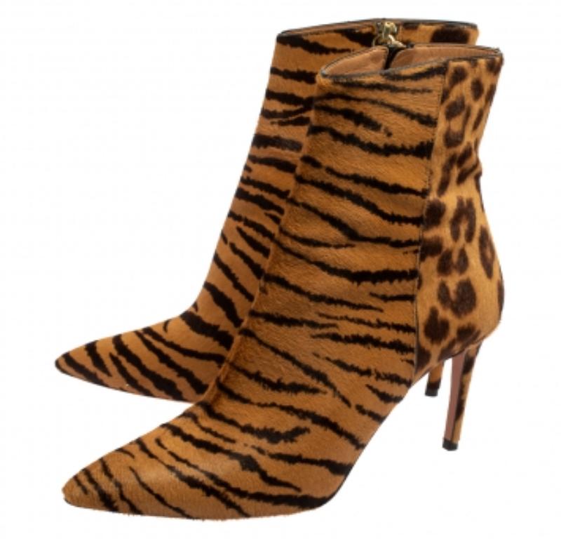 Ricoperta da un mix di stampe leopardate e strisce di tigre, Aquazzura assicura una finitura audace con questi stivali Alma. Gli stivali in pelle di vitello sono caratterizzati da punta, fodera in pelle, chiusura con zip e tacco di 8,5 cm.