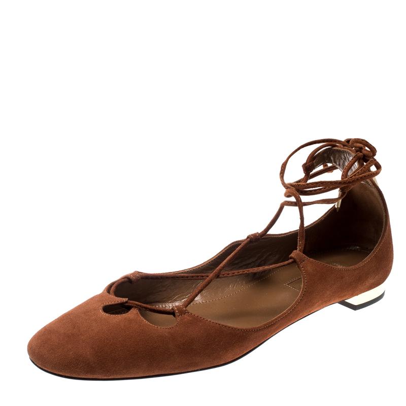 Bonitas y sofisticadas, estas bailarinas Dancer Lace Up de Aquazzura son una alternativa perfecta a tus tacones de fiesta. Confeccionados en ante marrón, tienen puntera redonda y cordones entrecruzados para atarlos al tobillo. Completados con