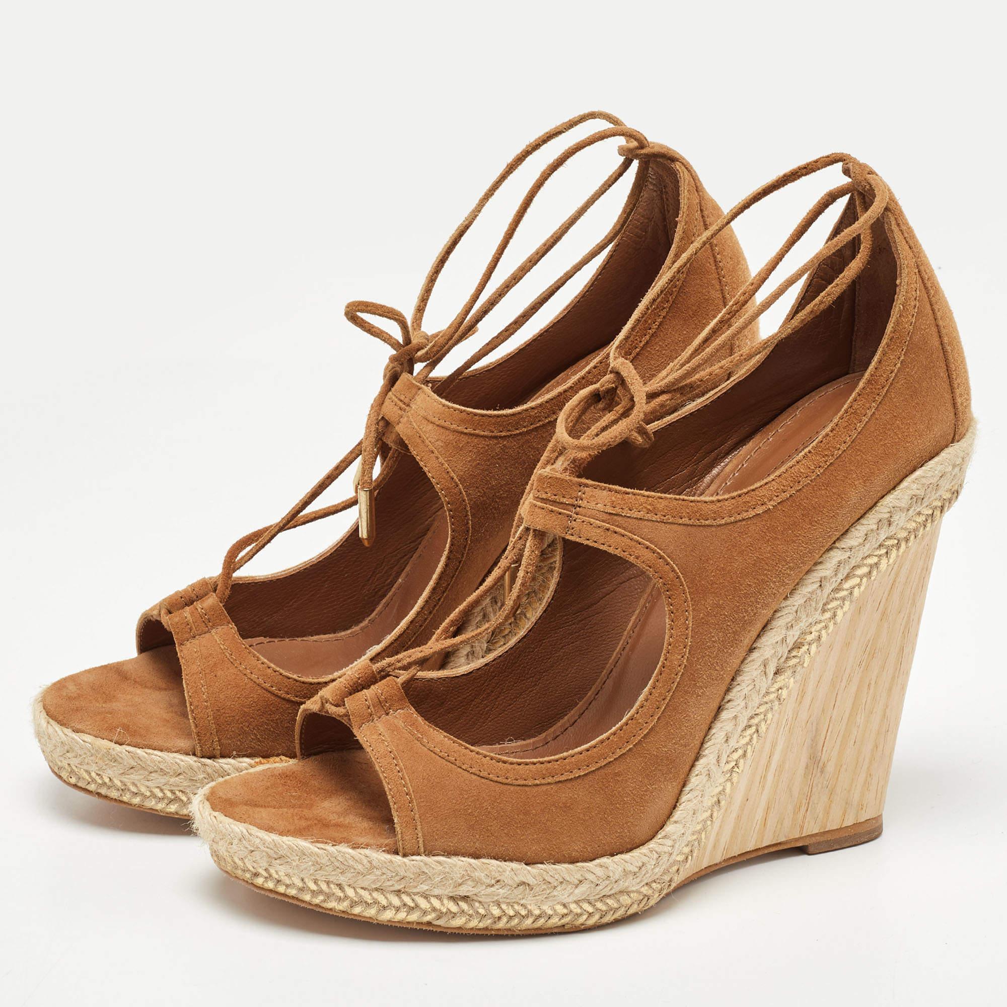 Un calzado perfecto para el día a día, elegante y fácil de llevar, estas sandalias de cuña Aquazzura Sexy Thing quedarán genial tanto con looks informales como de vestir. Fabricadas en ante marrón, estas zapatillas presentan detalles recortados en