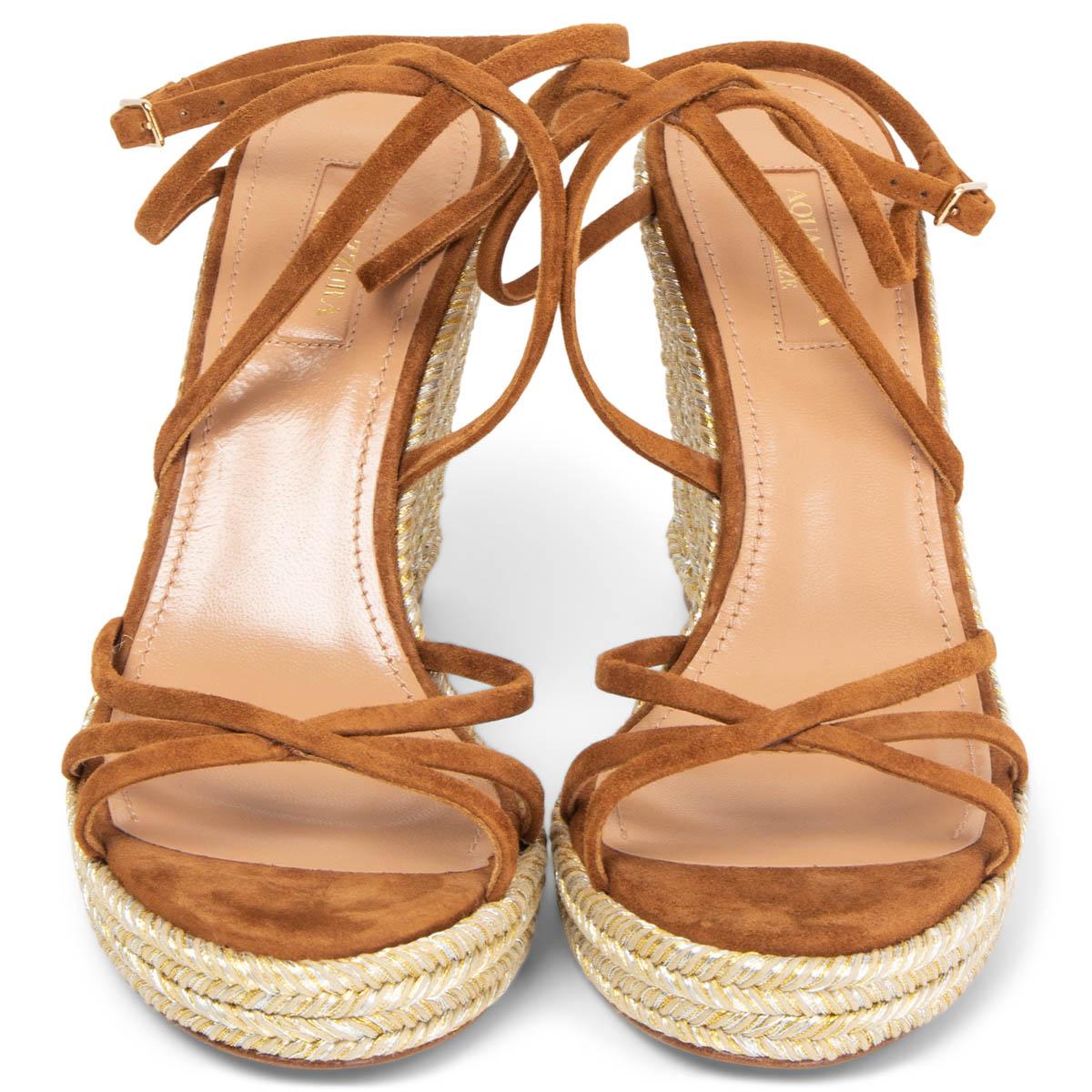 100% authentique Aquazzura Gin Espadrille Wedge Sandals en cuir suédé camel. Se ferme avec une boucle autour de la cheville. État neuf. 

Mesures
Taille imprimée	37
Taille des chaussures	37
Semelle intérieure	23.5cm (9.2in)
Largeur	7cm