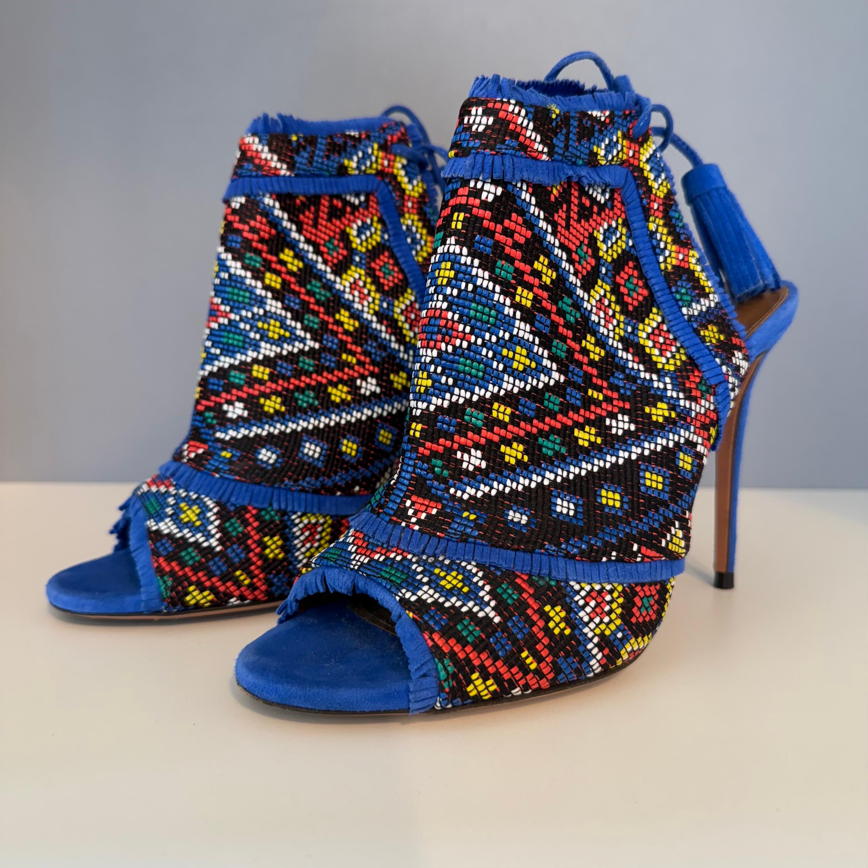 Incredibile e diversa open toe di Aquazzura
Stivaletti Colorado
Camoscio
Colore bluette
Ricamo multicolore
Con le frange
Altezza tacco cm 10,5 (4,13 pollici)
Spedizione prioritaria in tutto il mondo inclusa nel prezzo!
Le tue domande o i tuoi