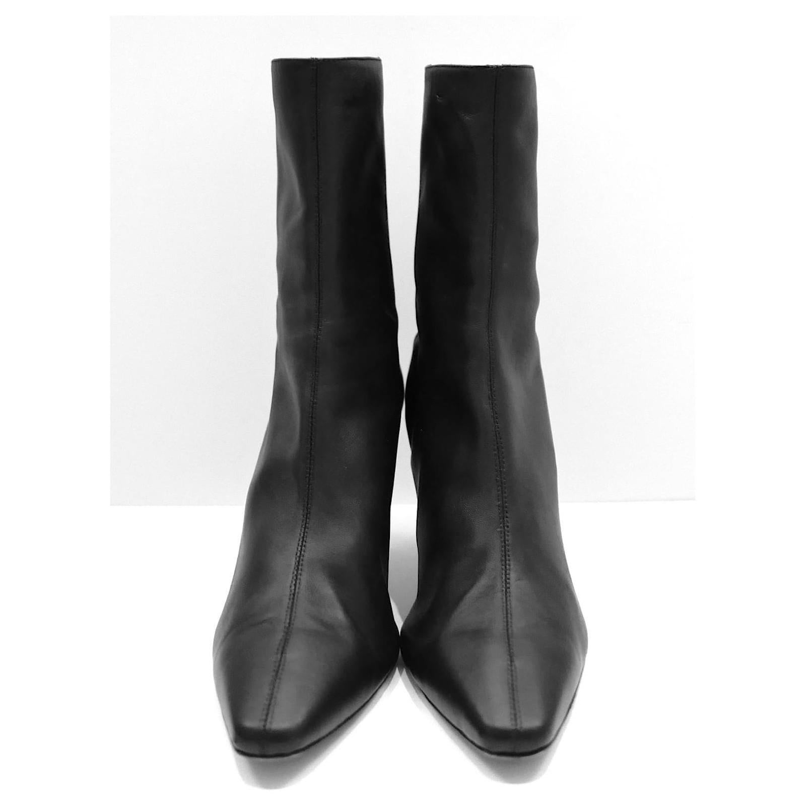Stivaletti Aquazzura Curzon Bootie 75 super chic. Acquistate per 850 sterline e indossate una sola volta - tomaie e tacchi sono immacolati. Sono dotati di scatola/sacchetto per la polvere. Realizzate in pelle nera liscia, hanno un bel tacco