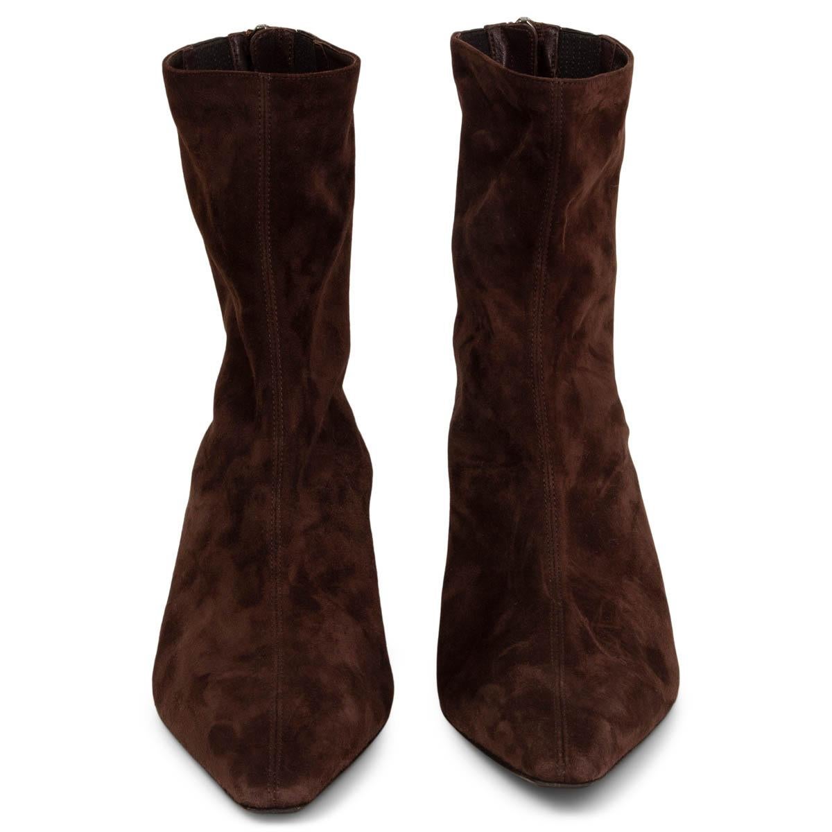 100% authentische Aquazzura Saint Honoré 45 Blockabsatz-Stiefel aus braunem Wildleder. Sie haben spitze Zehen und Reißverschlüsse an den Fersen. Elastische Einsätze an der Seite. Brandneu. 

Maße
Aufgedruckte Größe	39
Schuhgröße	39
Innensohle	26cm