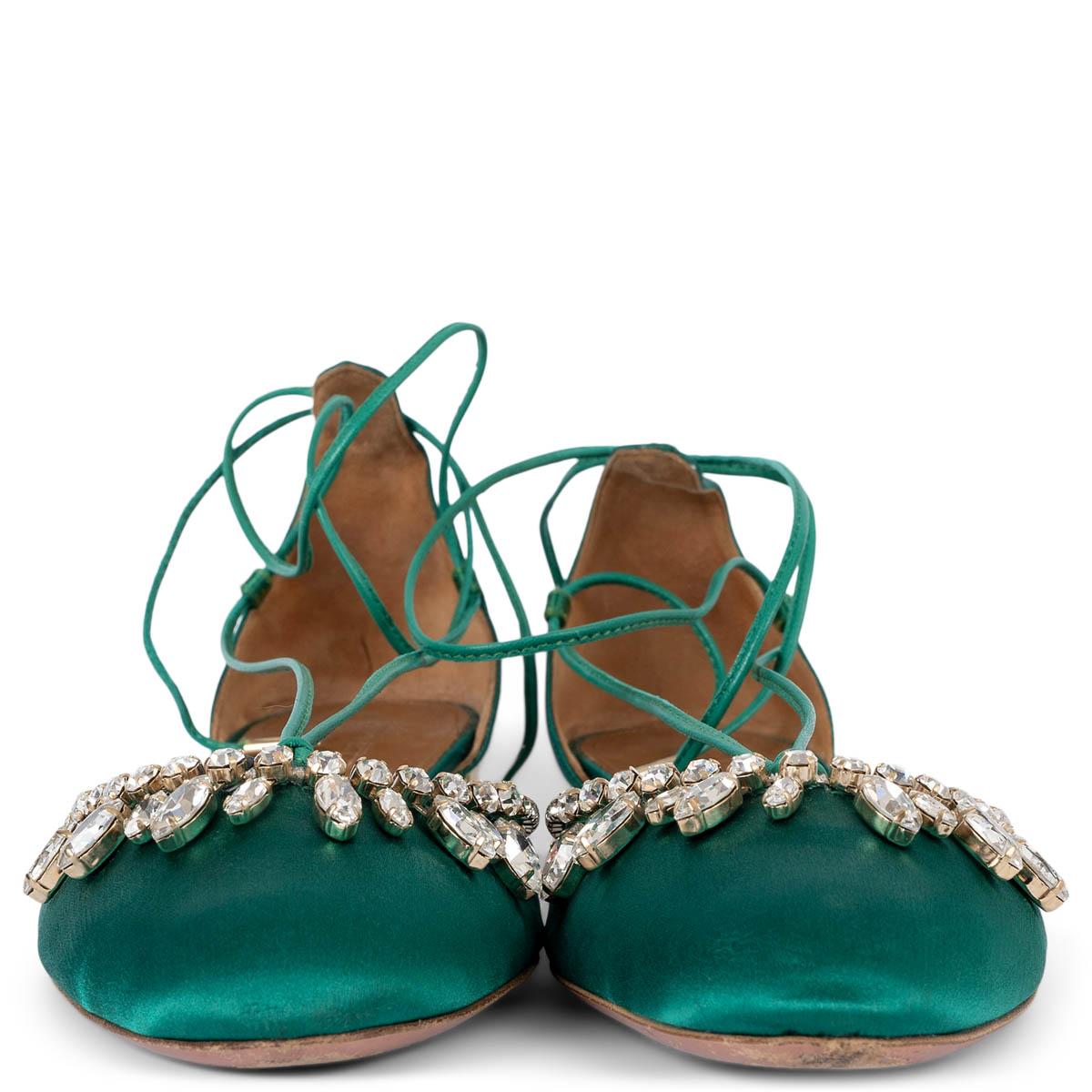 Authentiques à 100%, les chaussures plates à lacets Alexa, ornées de cristaux, sont réalisées en satin vert émeraude et dotées d'un talon en métal doré. Ils ont été portés et présentent une légère usure aux extrémités. En général en excellent état.