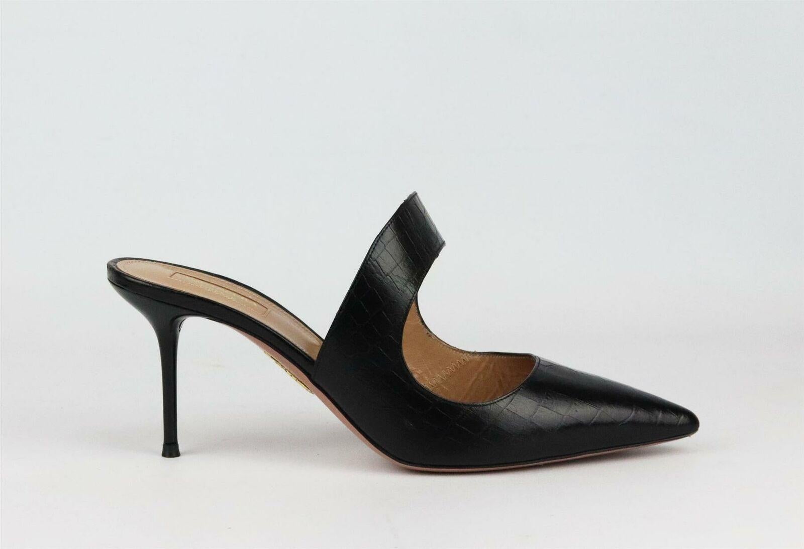 Estas sandalias Forever de Aquazzura están confeccionadas en Italia con piel brillante efecto cocodrilo e incorporan una gran abertura en la pala que les confiere un aire moderno, además de un tacón de aguja afilado.
El tacón mide aproximadamente 75
