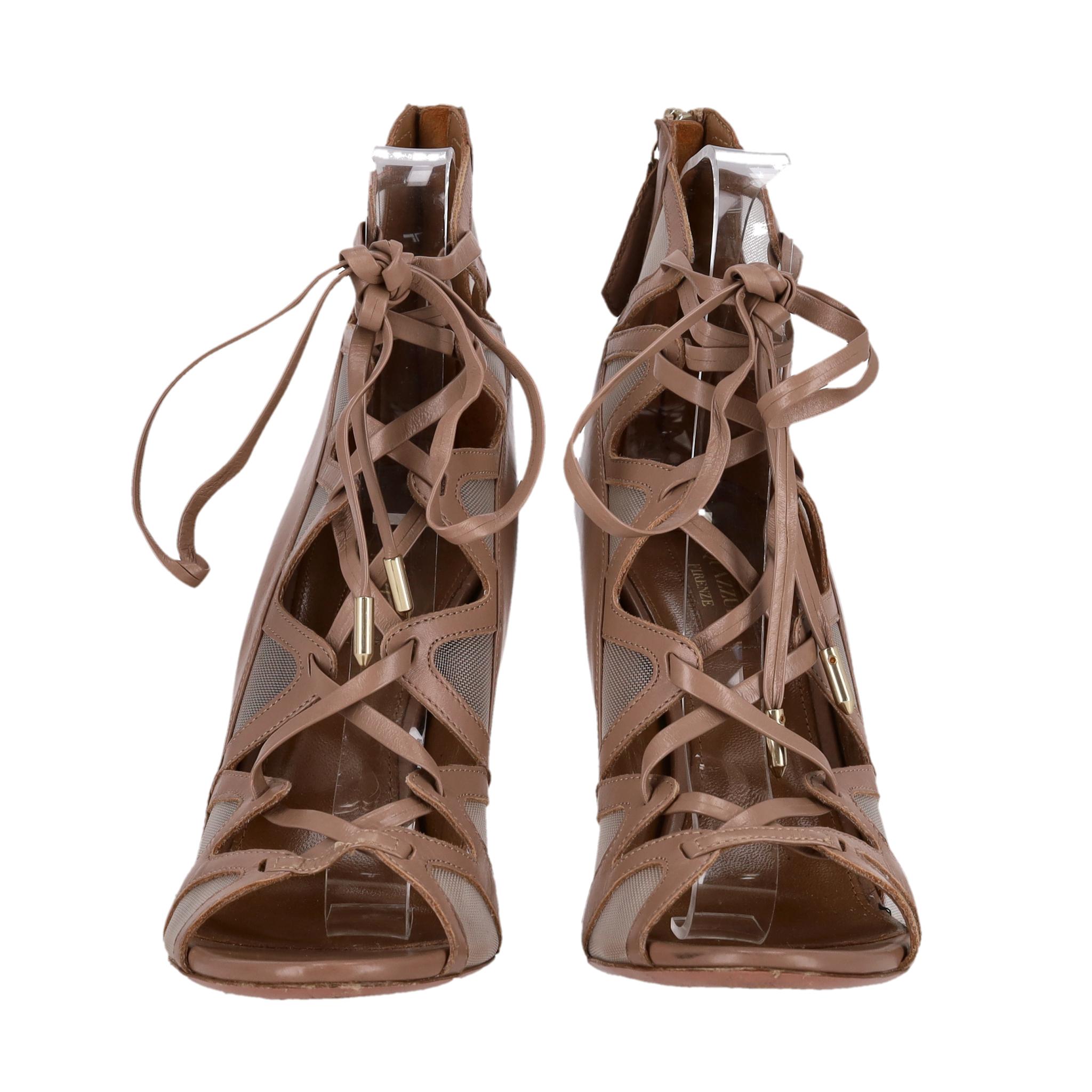 Aquazzura 'French Lover' Riemchensandalen aus Leder

Beigefarbene Lederabsätze mit Käfigriemchen und Selbstbindeverschluss.

Mit Mesh-Einsätzen, offener Zehenkonstruktion und einem Reißverschluss hinten.

Preis ca. £680

Größe - 39

Zustand -