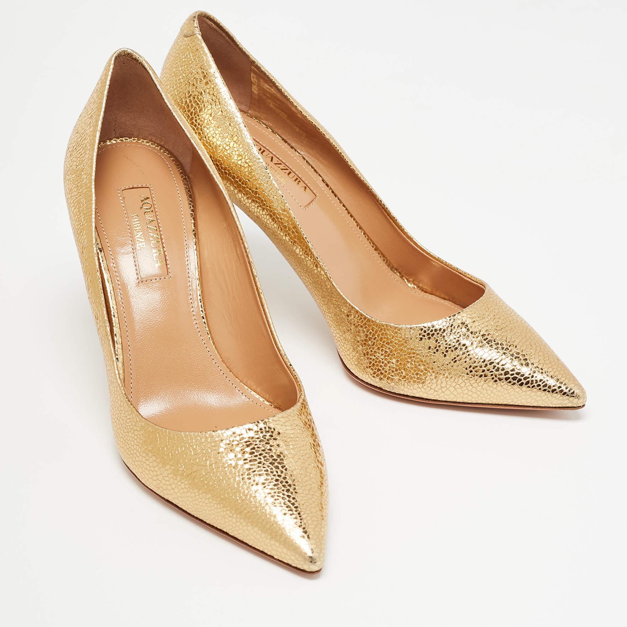 Aquazzura - Pumps a punta in pelle con texture oro - misura 35 In condizioni Nuovo in vendita a Dubai, Al Qouz 2