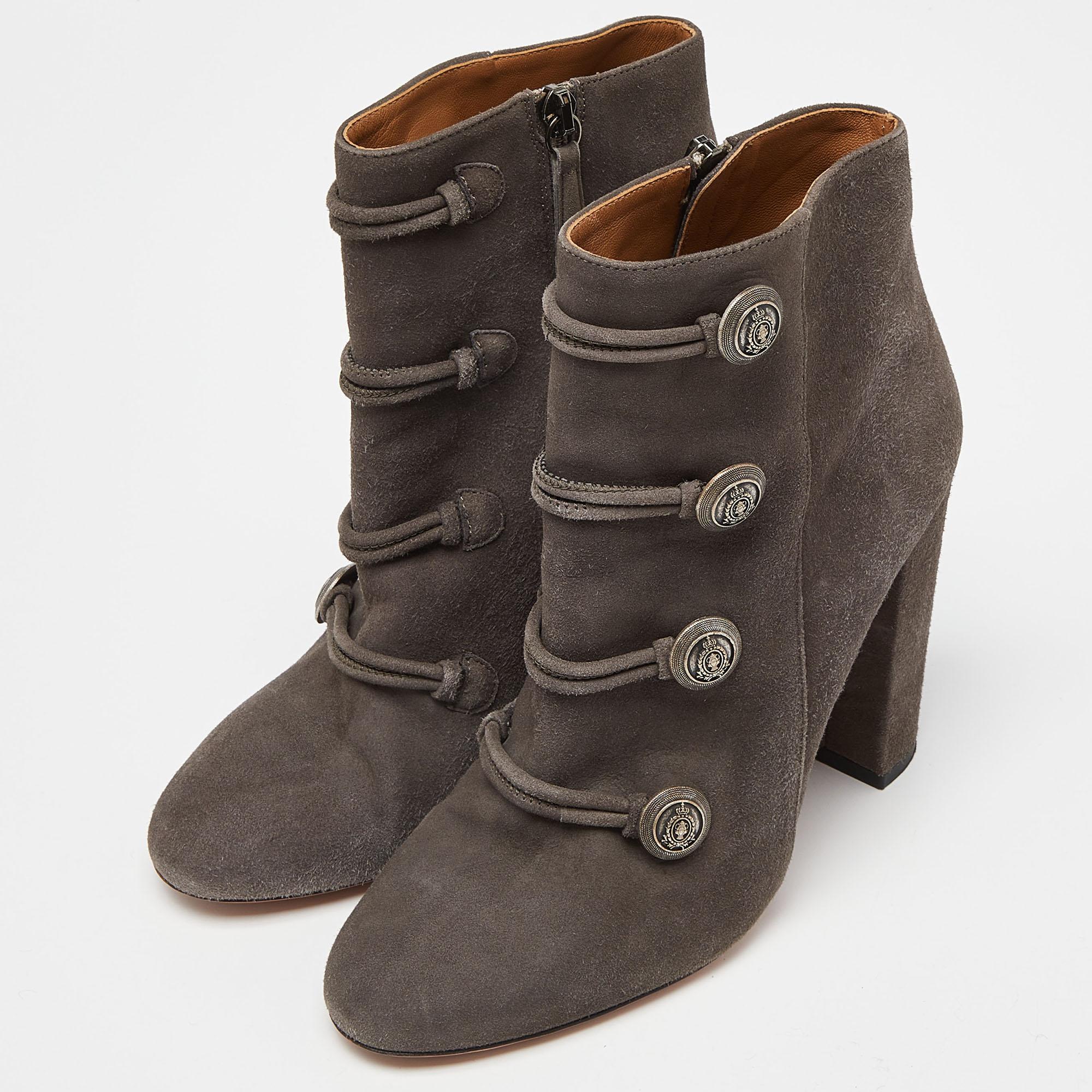 Les bottes sont un élément essentiel de votre garde-robe, et ces bottes, fabriquées à partir de matériaux de première qualité, sont un bon choix. Offrant le meilleur du confort et du style, cette paire à semelle robuste sera parfaite avec une robe